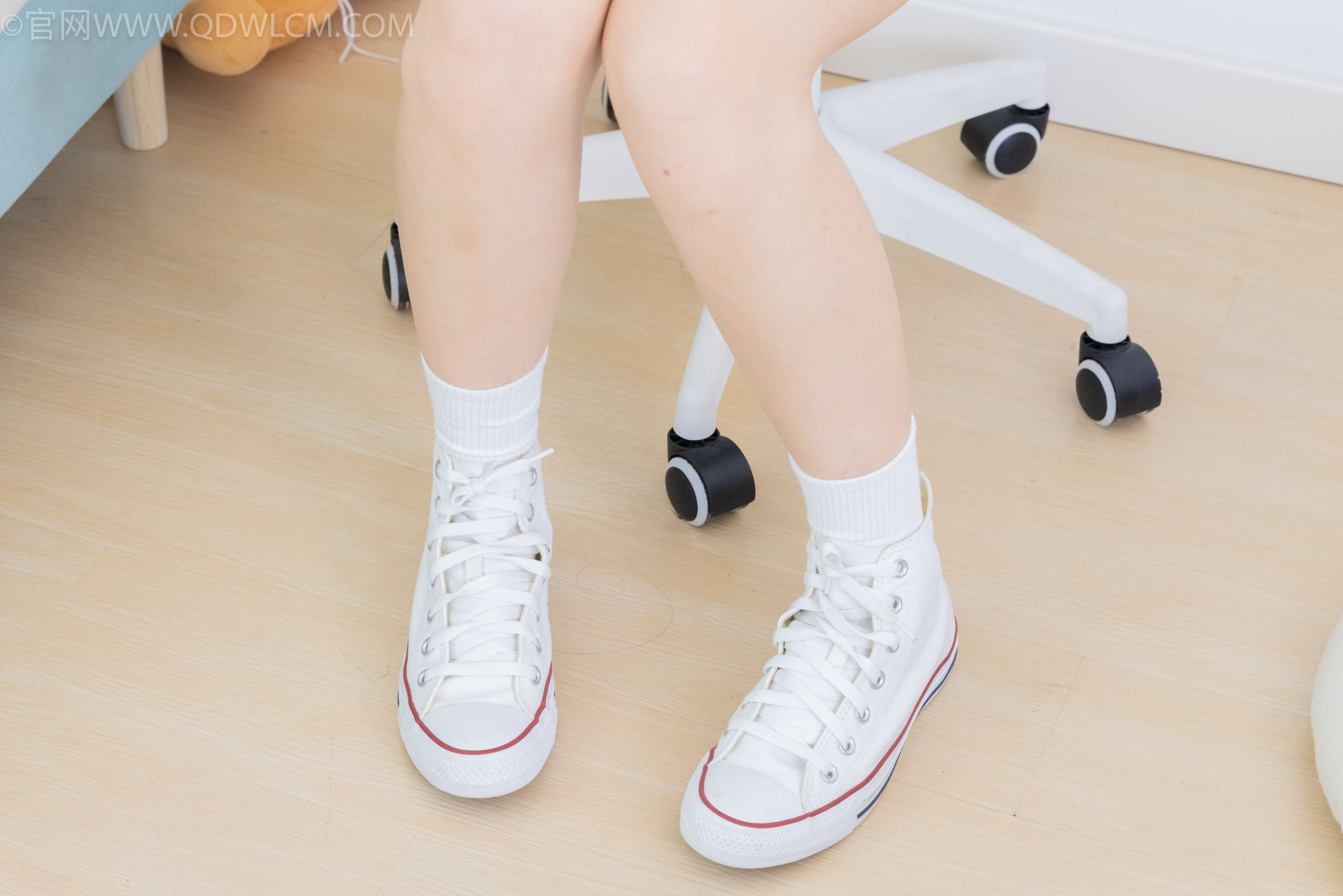 物恋传媒 No.2324 小竹 - 匡威帆布鞋、白棉袜、黑棉袜/(166P)