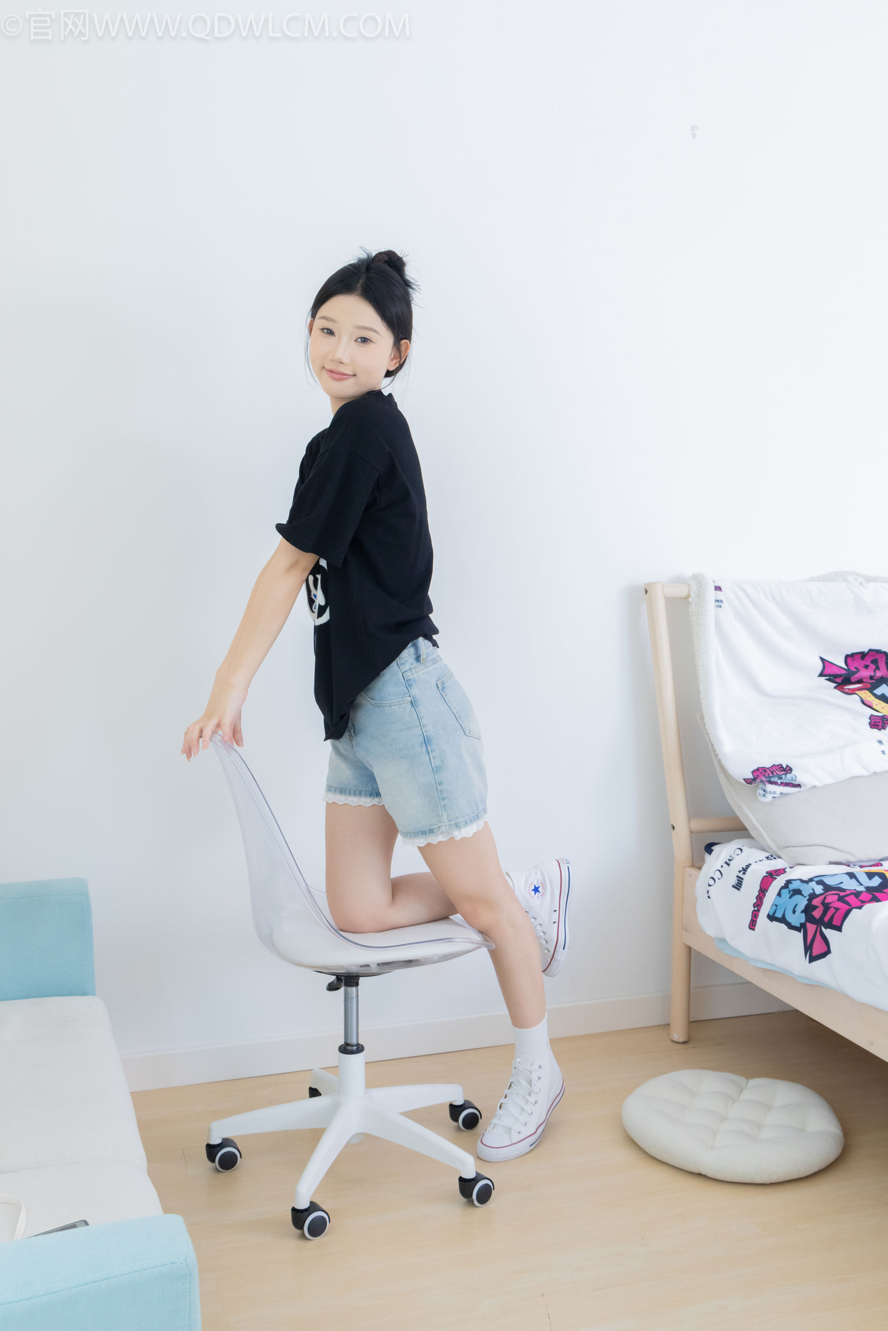 物恋传媒 No.2324 小竹 - 匡威帆布鞋、白棉袜、黑棉袜/(166P)