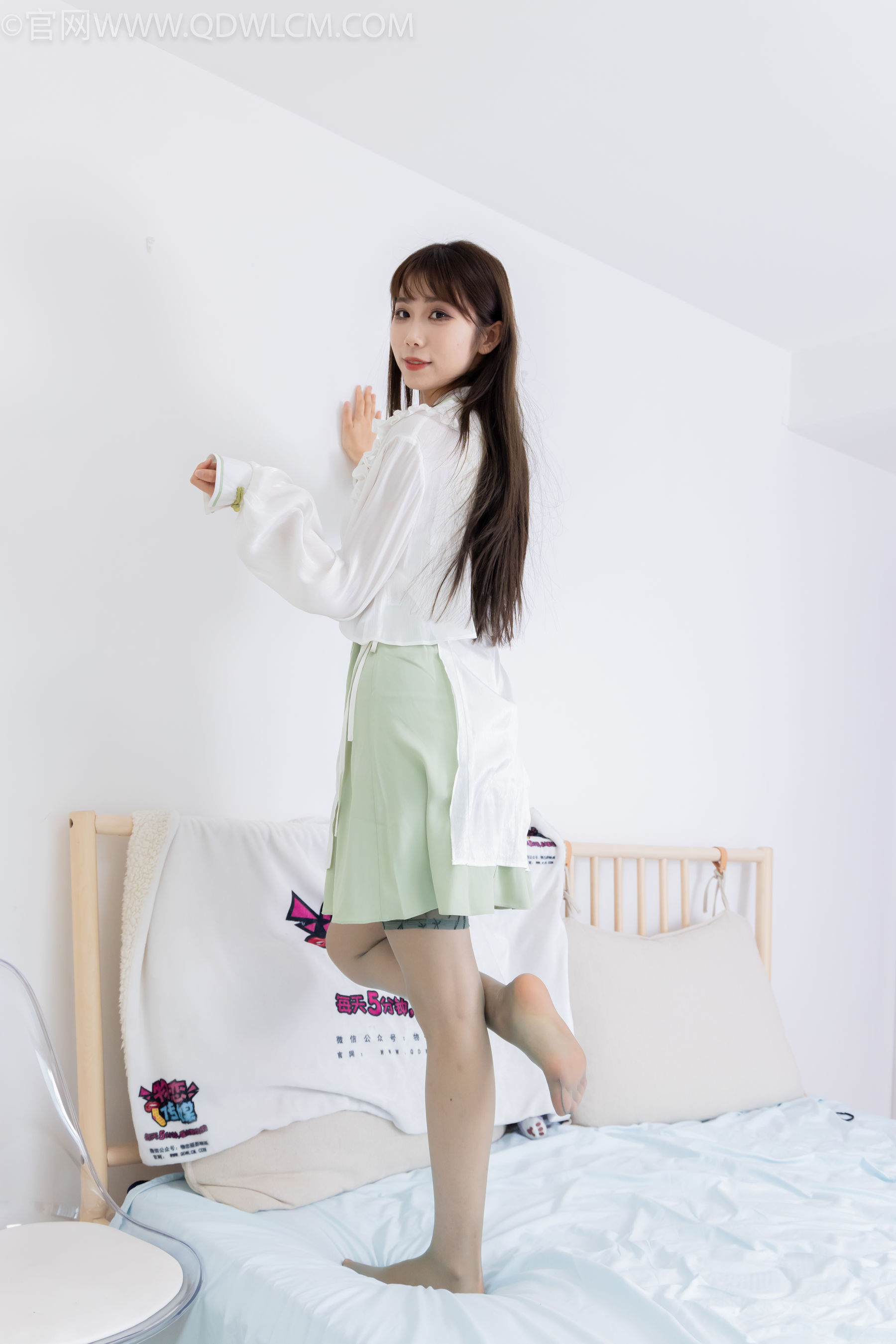 物恋传媒 No.2323 泡泡 - 汉服、平底鞋、过膝丝袜/(153P)