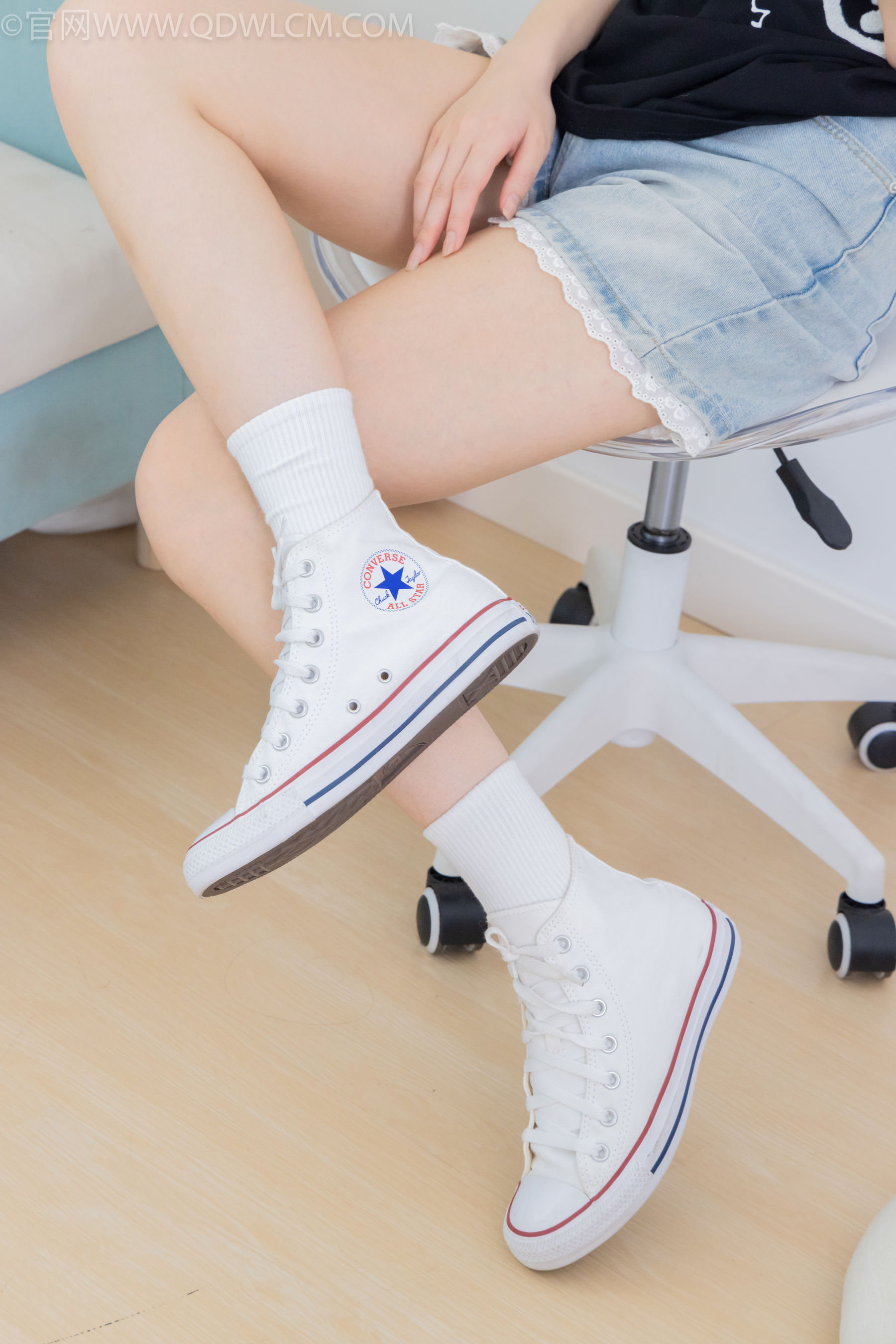 物恋传媒 No.2324 小竹 - 匡威帆布鞋、白棉袜、黑棉袜/(166P)