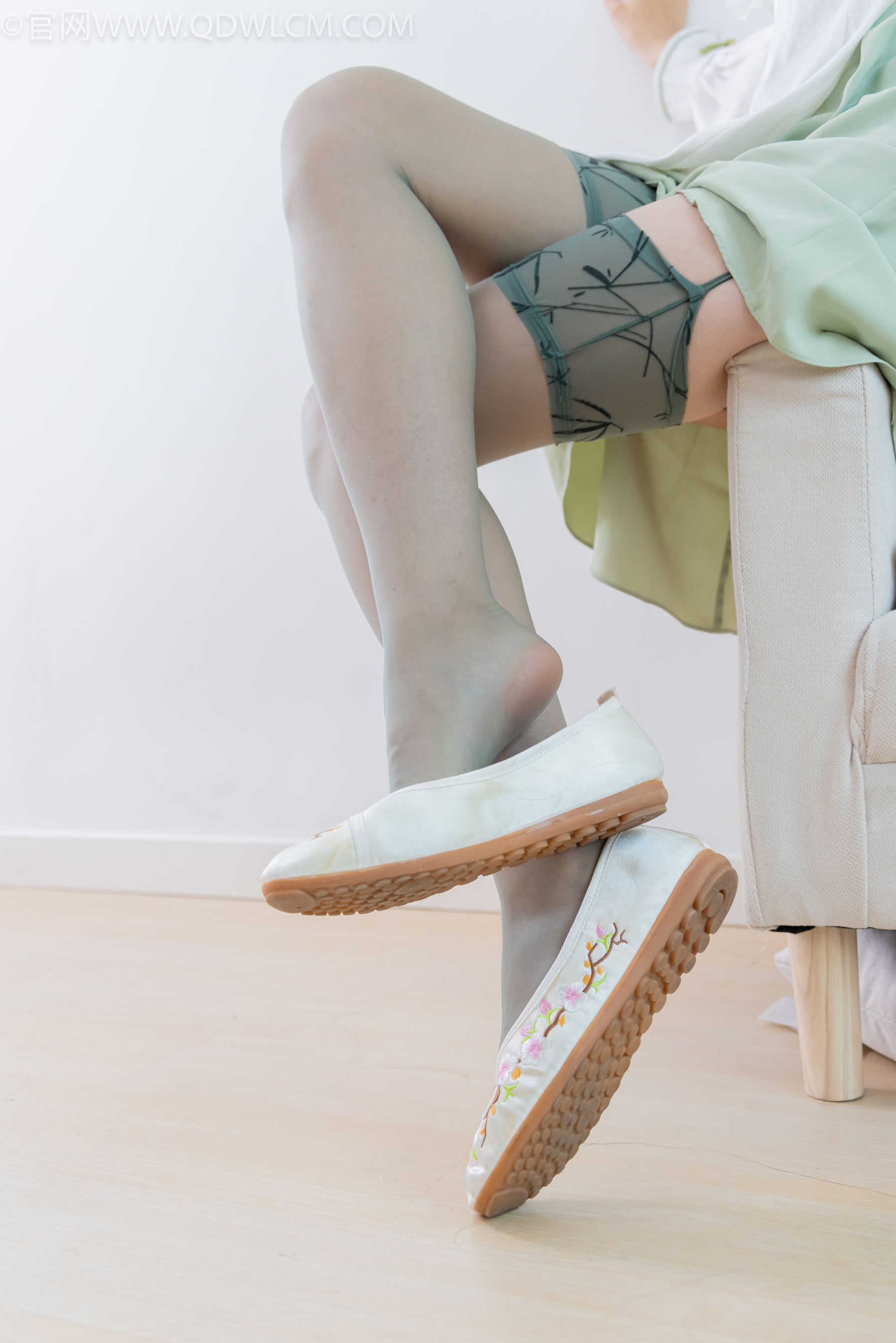 物恋传媒 No.2323 泡泡 - 汉服、平底鞋、过膝丝袜/(153P)
