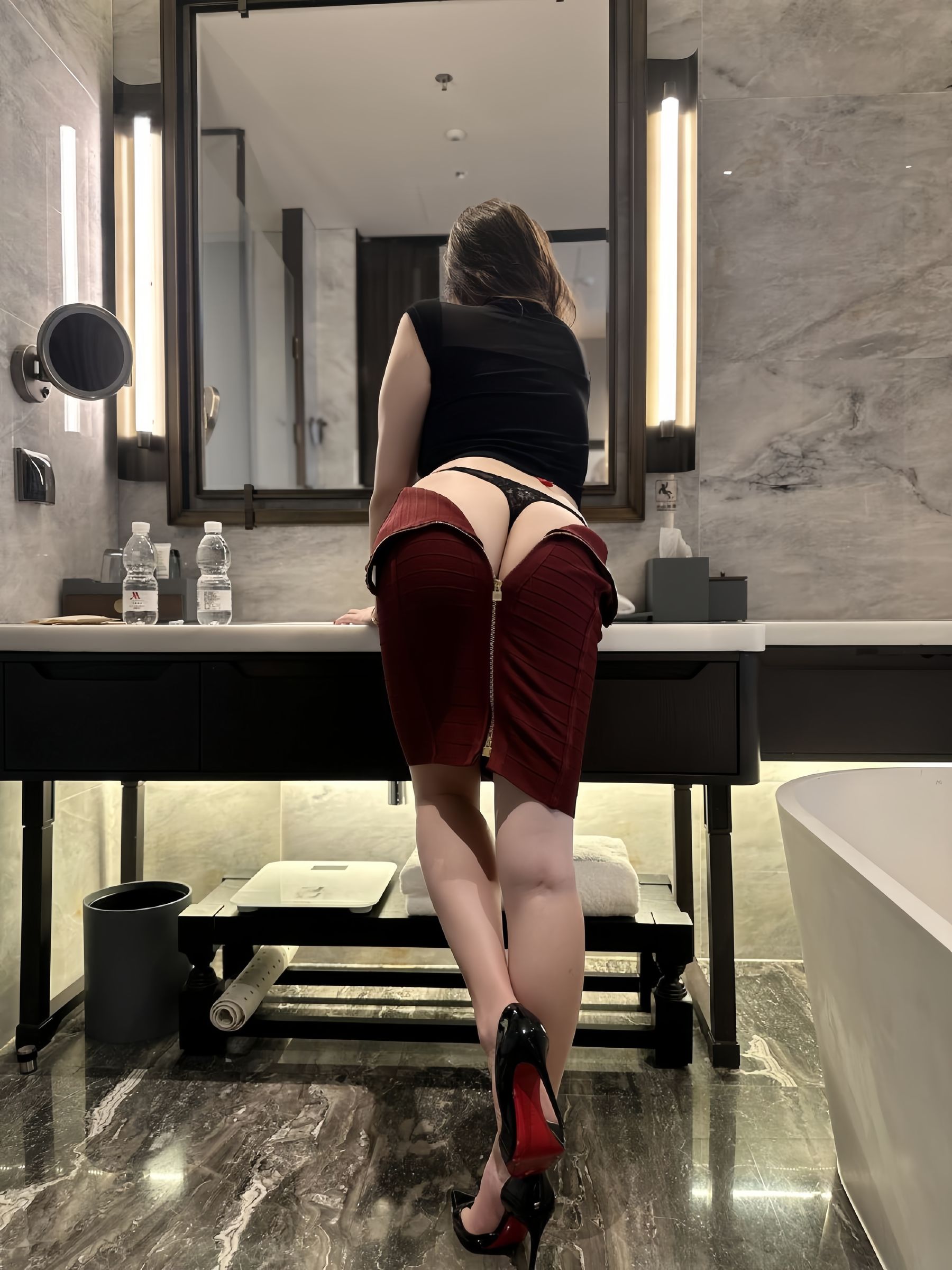 可可西yyy - 蒙面女侠红色包臀裙/(48P)