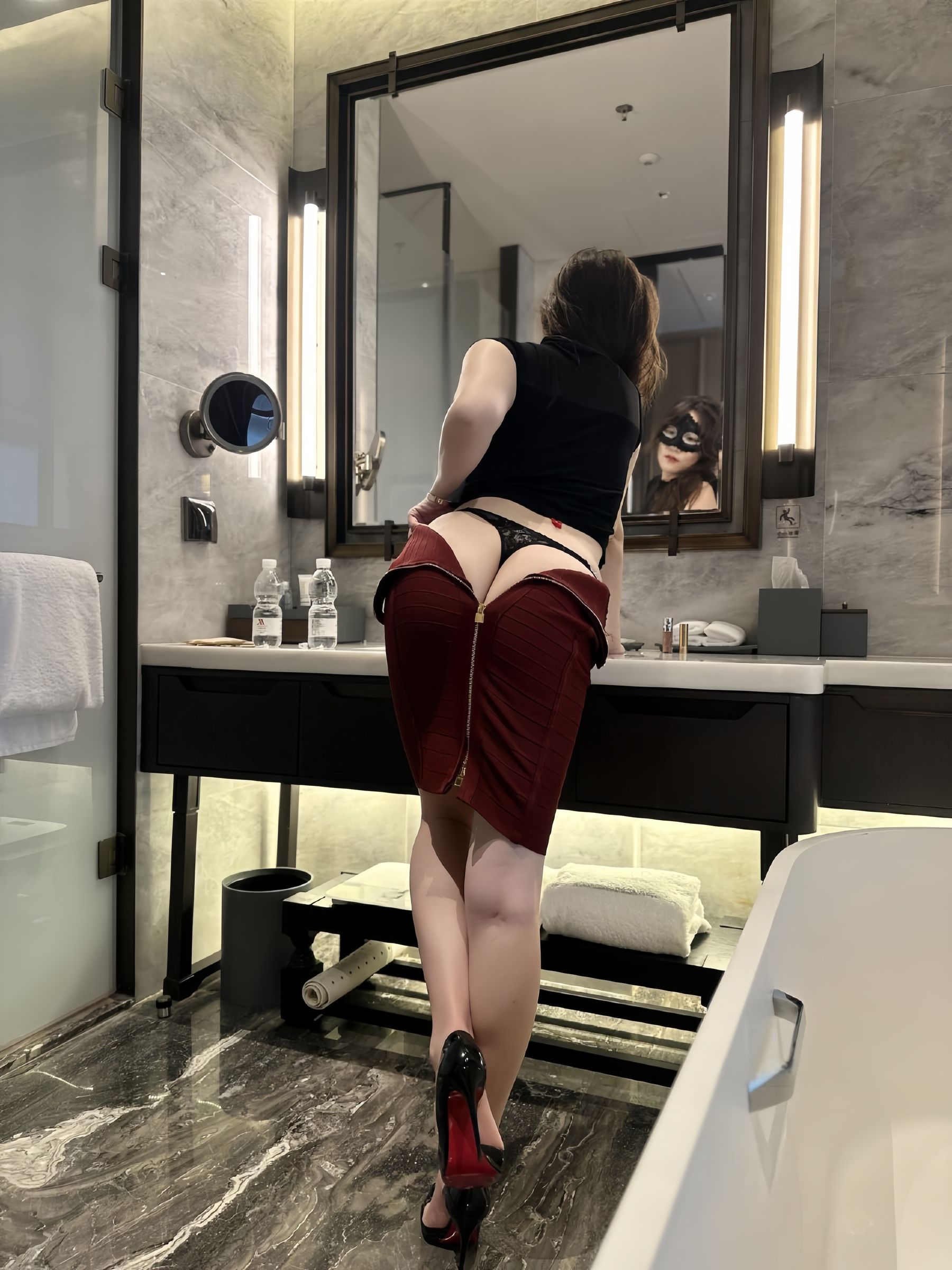 可可西yyy - 蒙面女侠红色包臀裙/(48P)