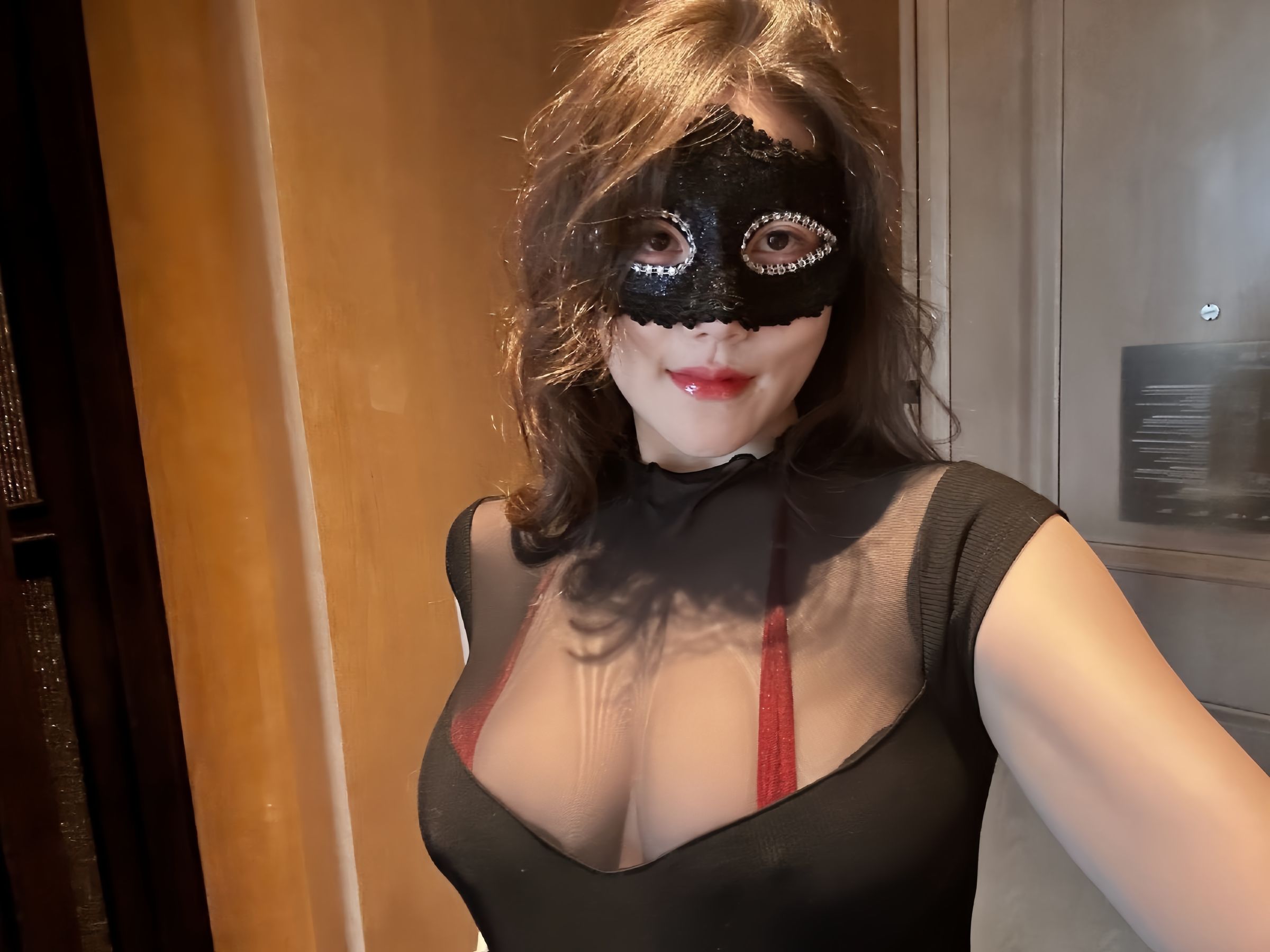 可可西yyy - 蒙面女侠红色包臀裙/(48P)