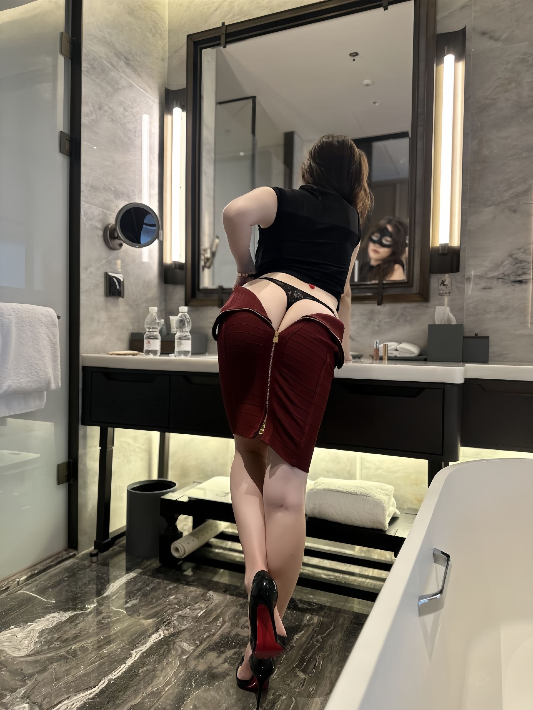 可可西yyy - 蒙面女侠红色包臀裙/(48P)