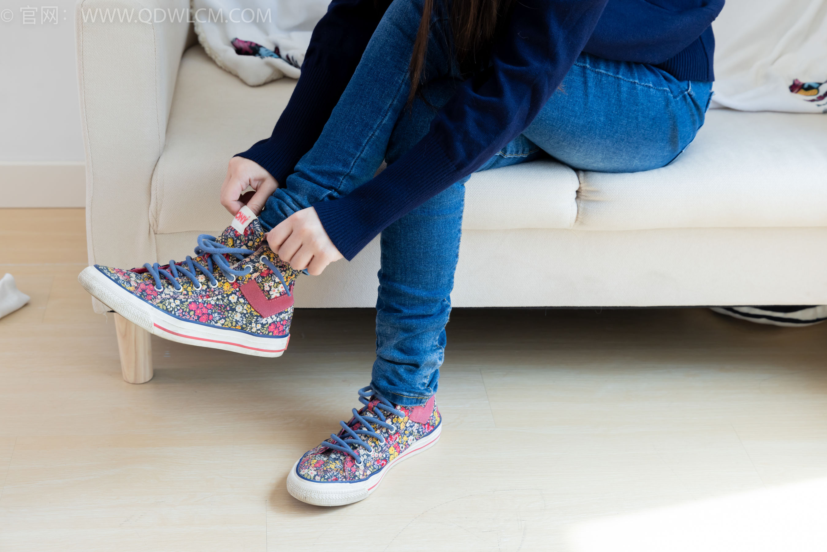 物恋传媒 No.2379 闪闪 - 帆布鞋、白棉袜、厚白丝小腿袜、裸足/(160P)