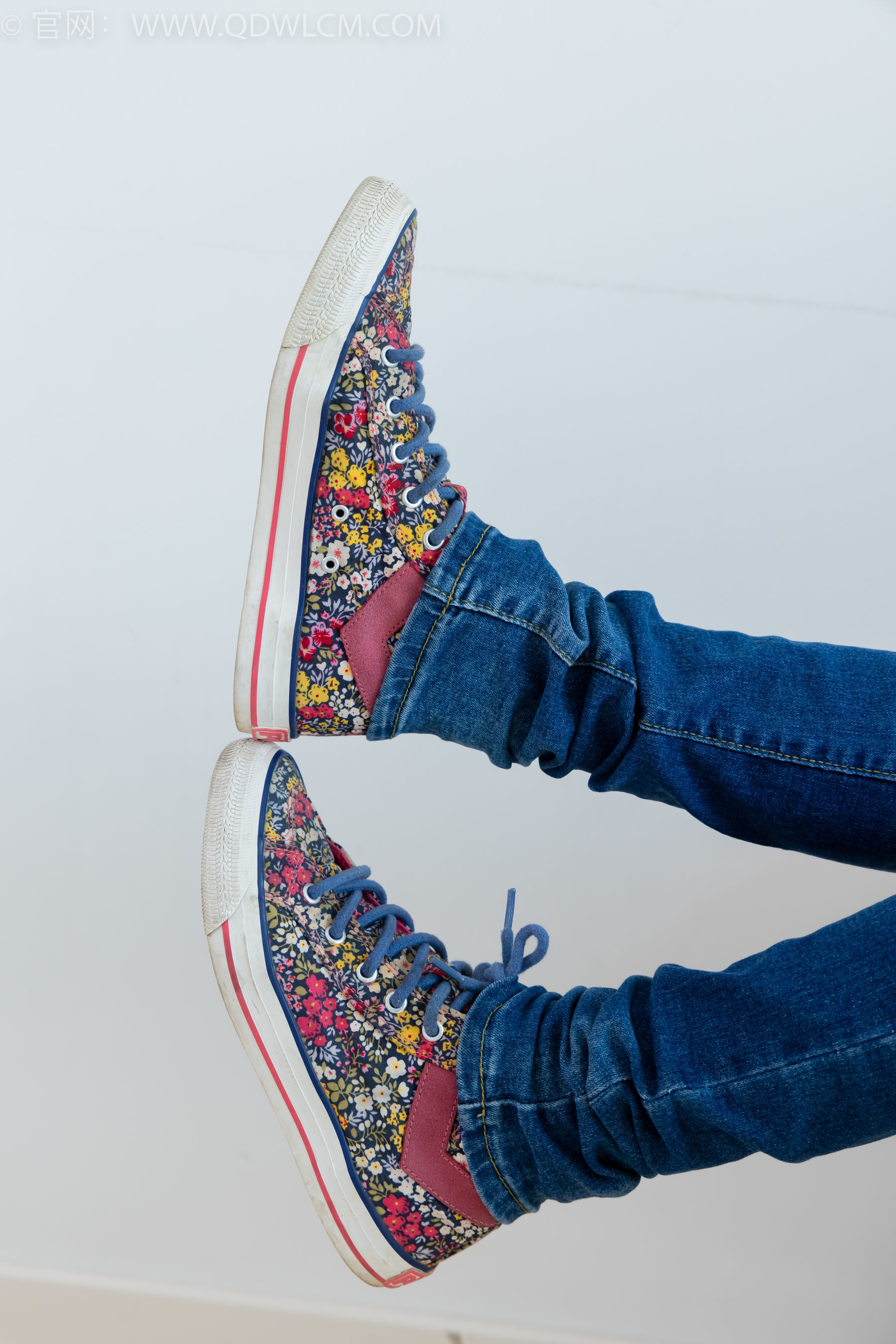 物恋传媒 No.2379 闪闪 - 帆布鞋、白棉袜、厚白丝小腿袜、裸足/(160P)