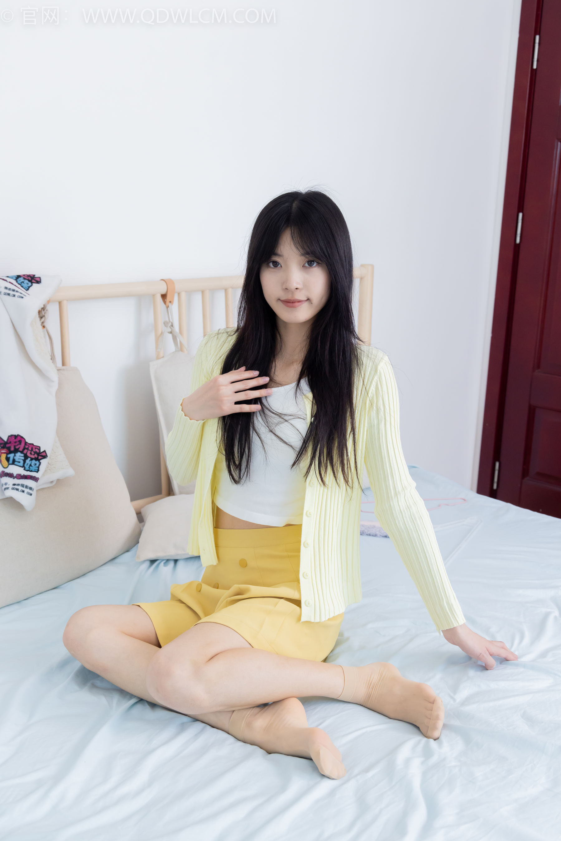 物恋传媒 No.2381 茯苓 - 板鞋、短肉丝、裸足/(195P)