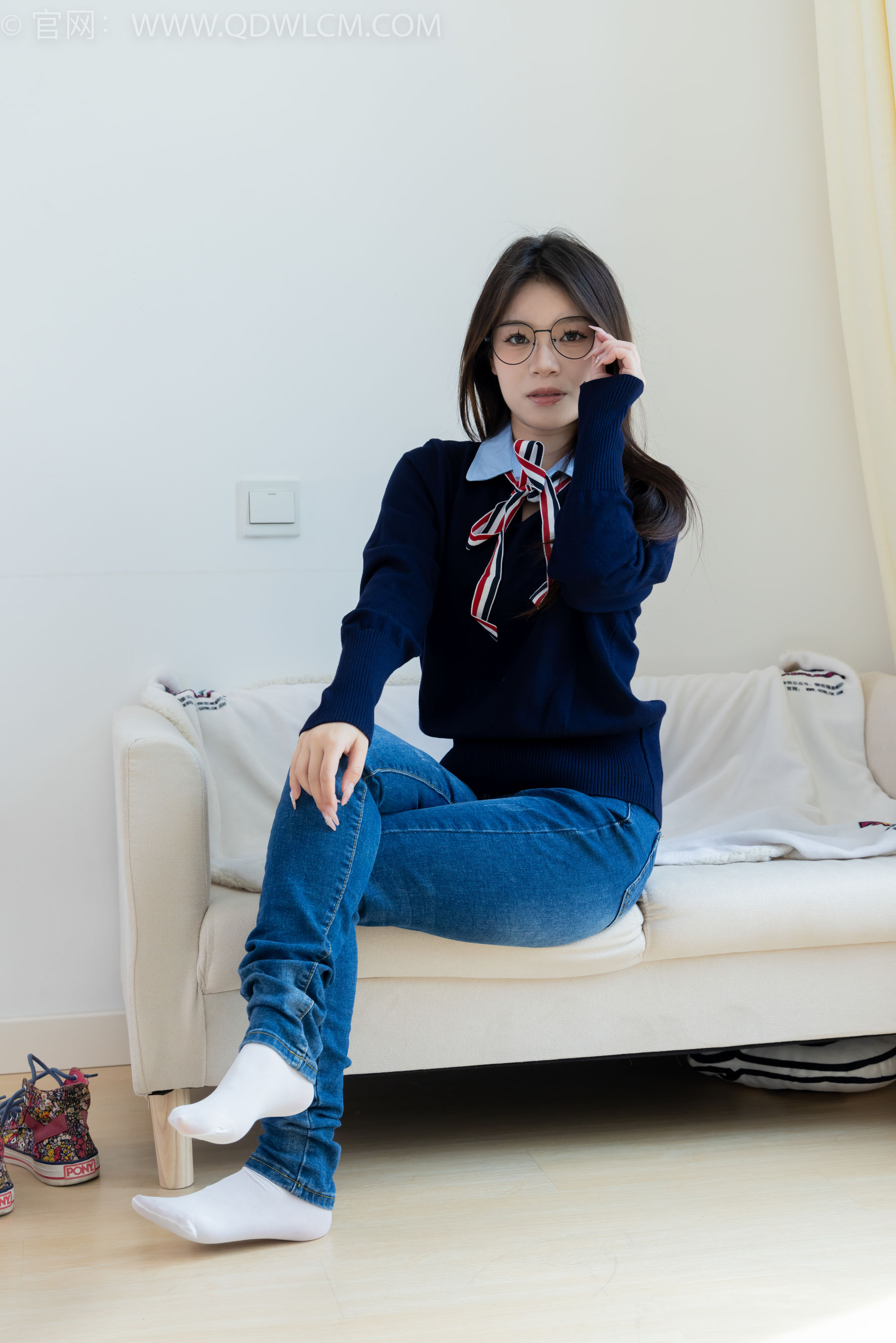 物恋传媒 No.2379 闪闪 - 帆布鞋、白棉袜、厚白丝小腿袜、裸足/(160P)