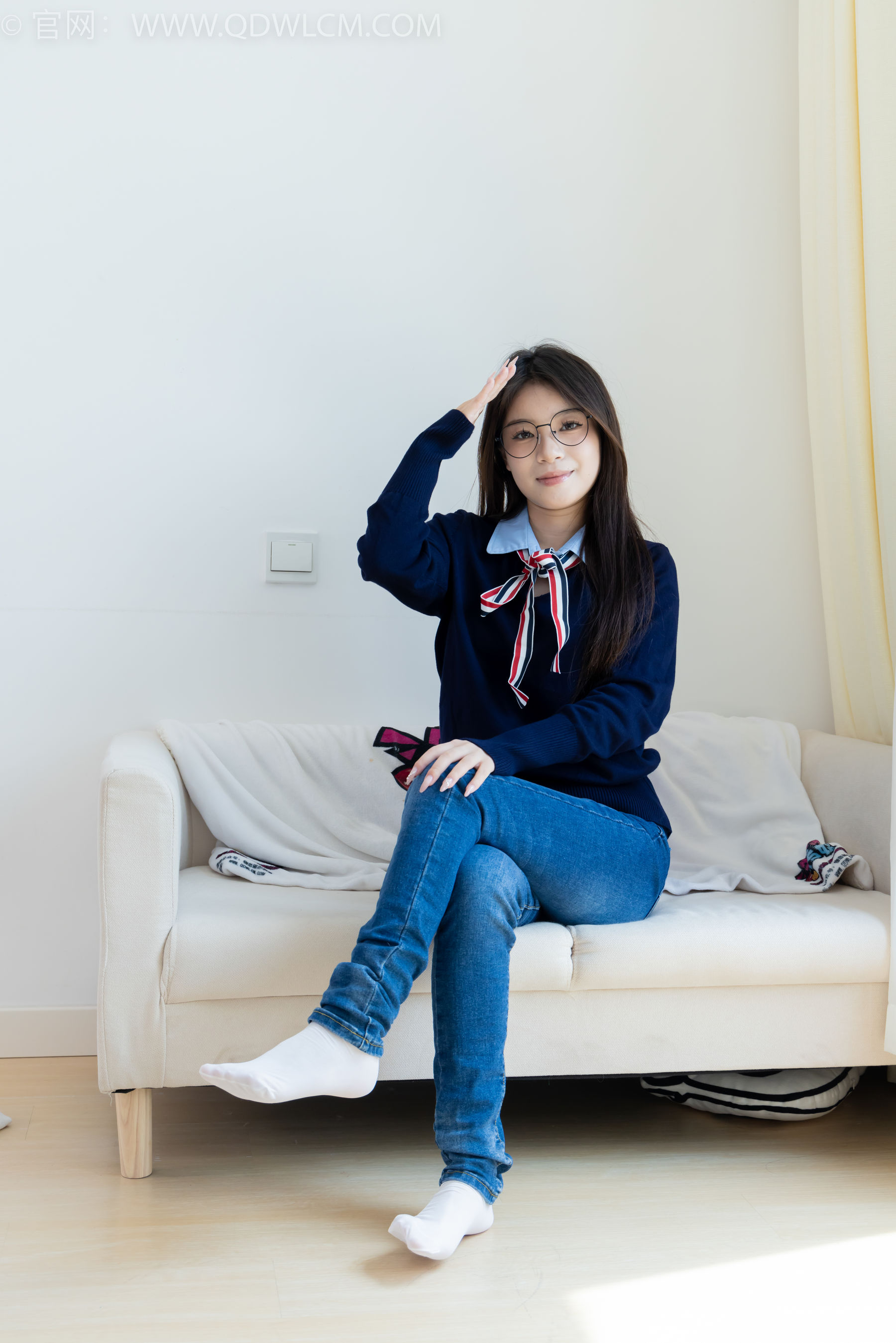 物恋传媒 No.2379 闪闪 - 帆布鞋、白棉袜、厚白丝小腿袜、裸足/(160P)