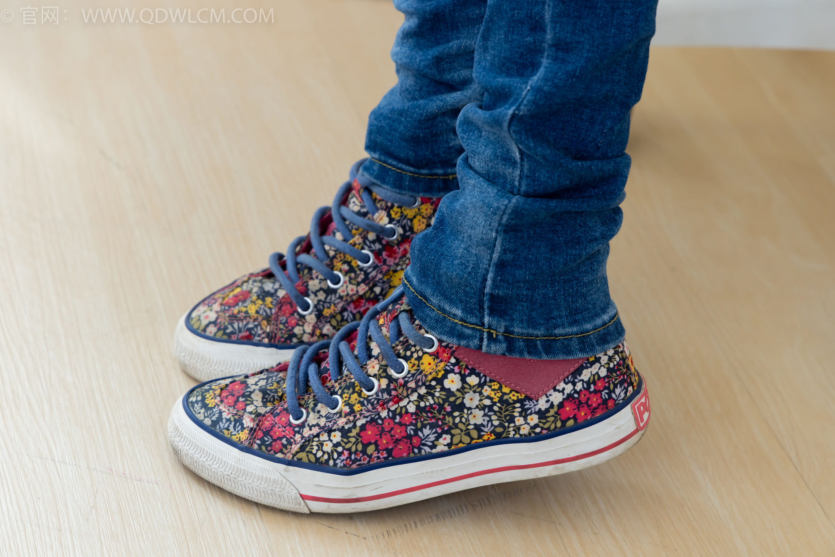 物恋传媒 No.2379 闪闪 - 帆布鞋、白棉袜、厚白丝小腿袜、裸足/(160P)