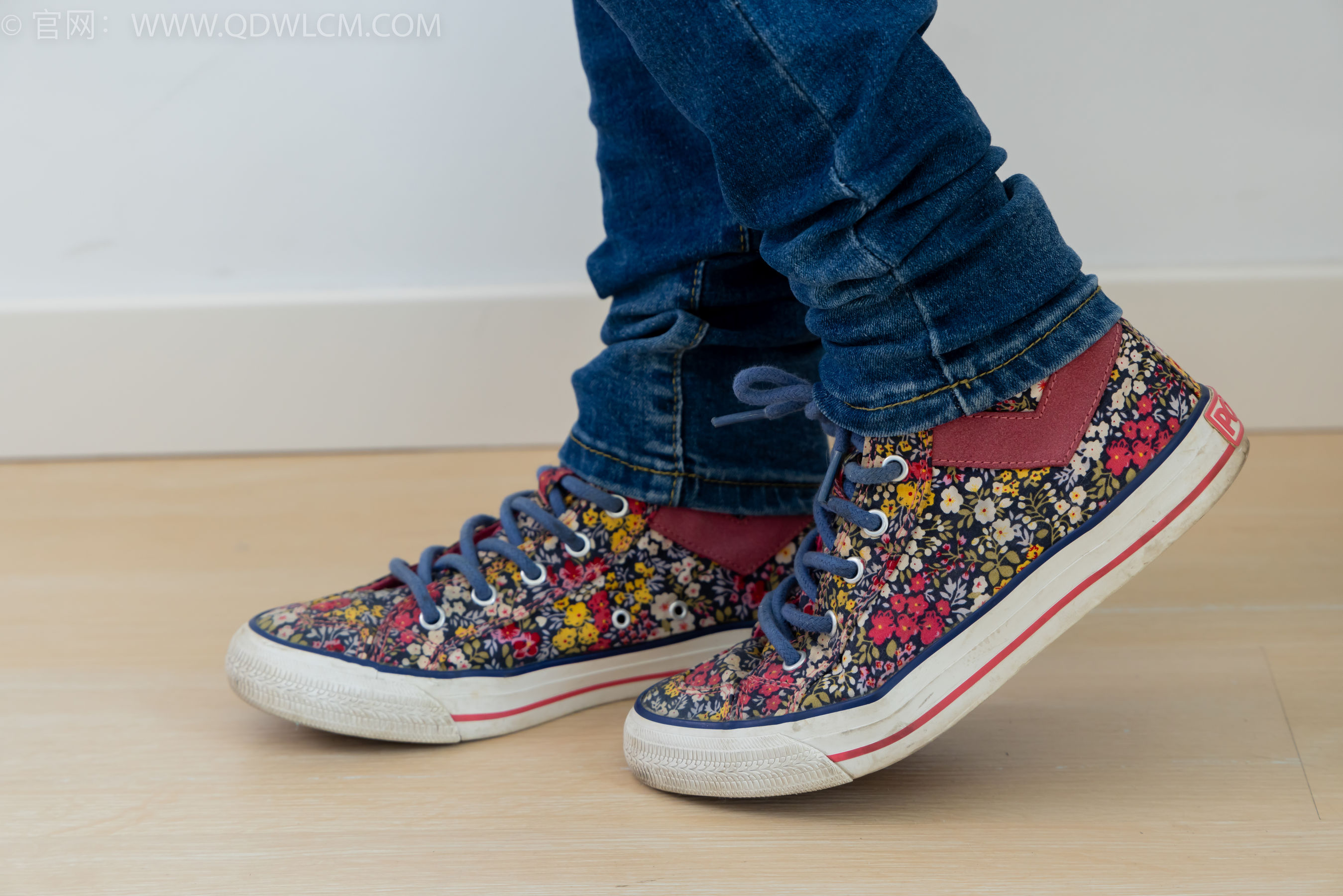 物恋传媒 No.2379 闪闪 - 帆布鞋、白棉袜、厚白丝小腿袜、裸足/(160P)