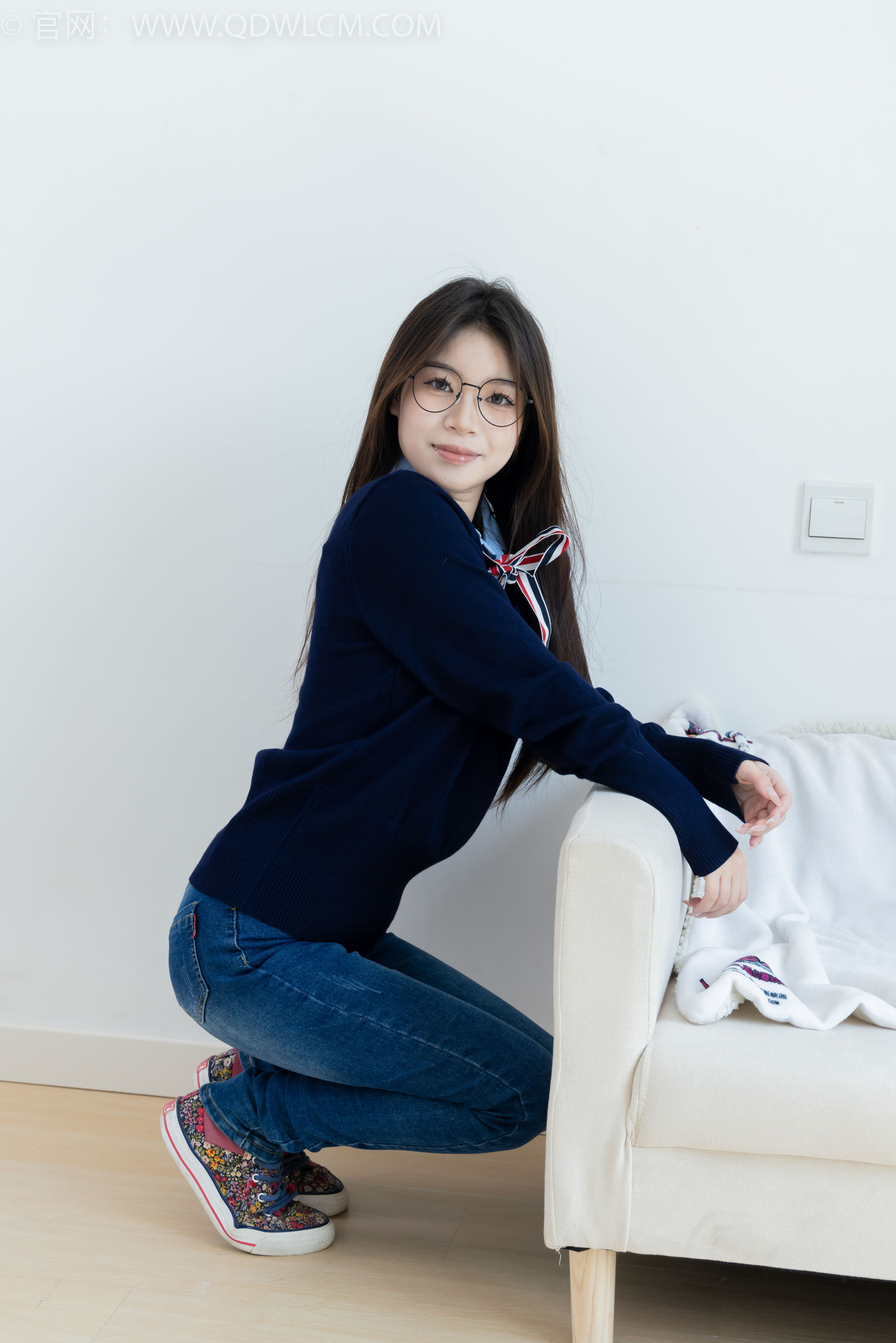 物恋传媒 No.2379 闪闪 - 帆布鞋、白棉袜、厚白丝小腿袜、裸足/(160P)