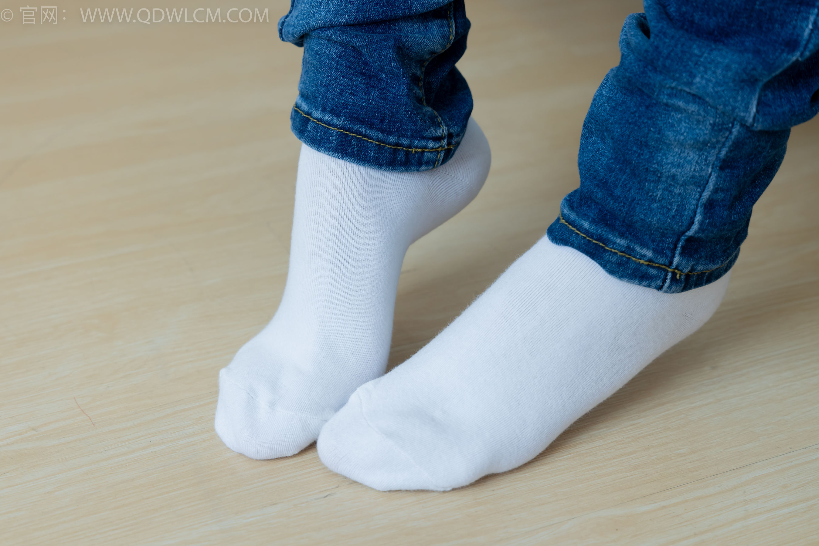 物恋传媒 No.2379 闪闪 - 帆布鞋、白棉袜、厚白丝小腿袜、裸足/(160P)