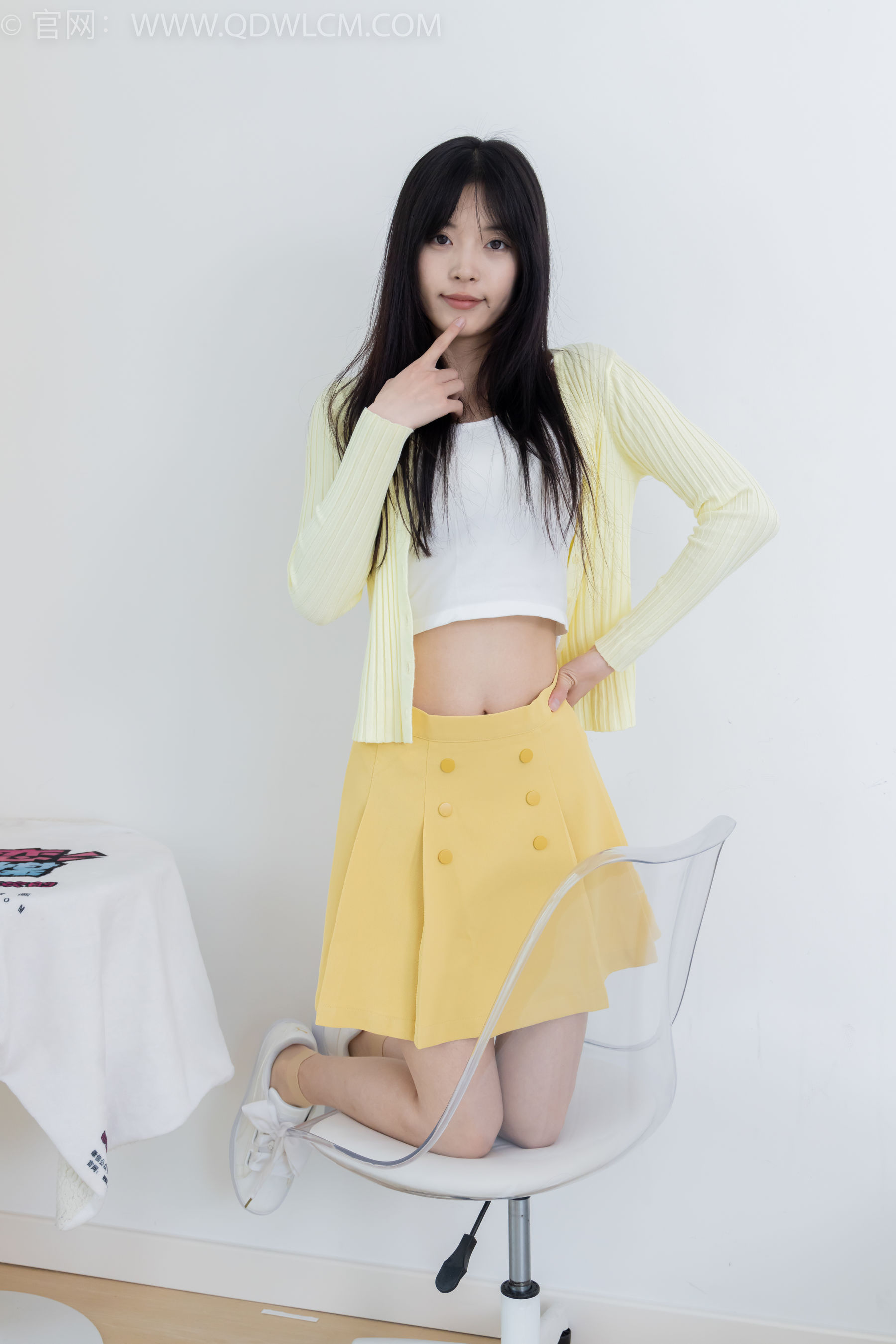 物恋传媒 No.2381 茯苓 - 板鞋、短肉丝、裸足/(195P)