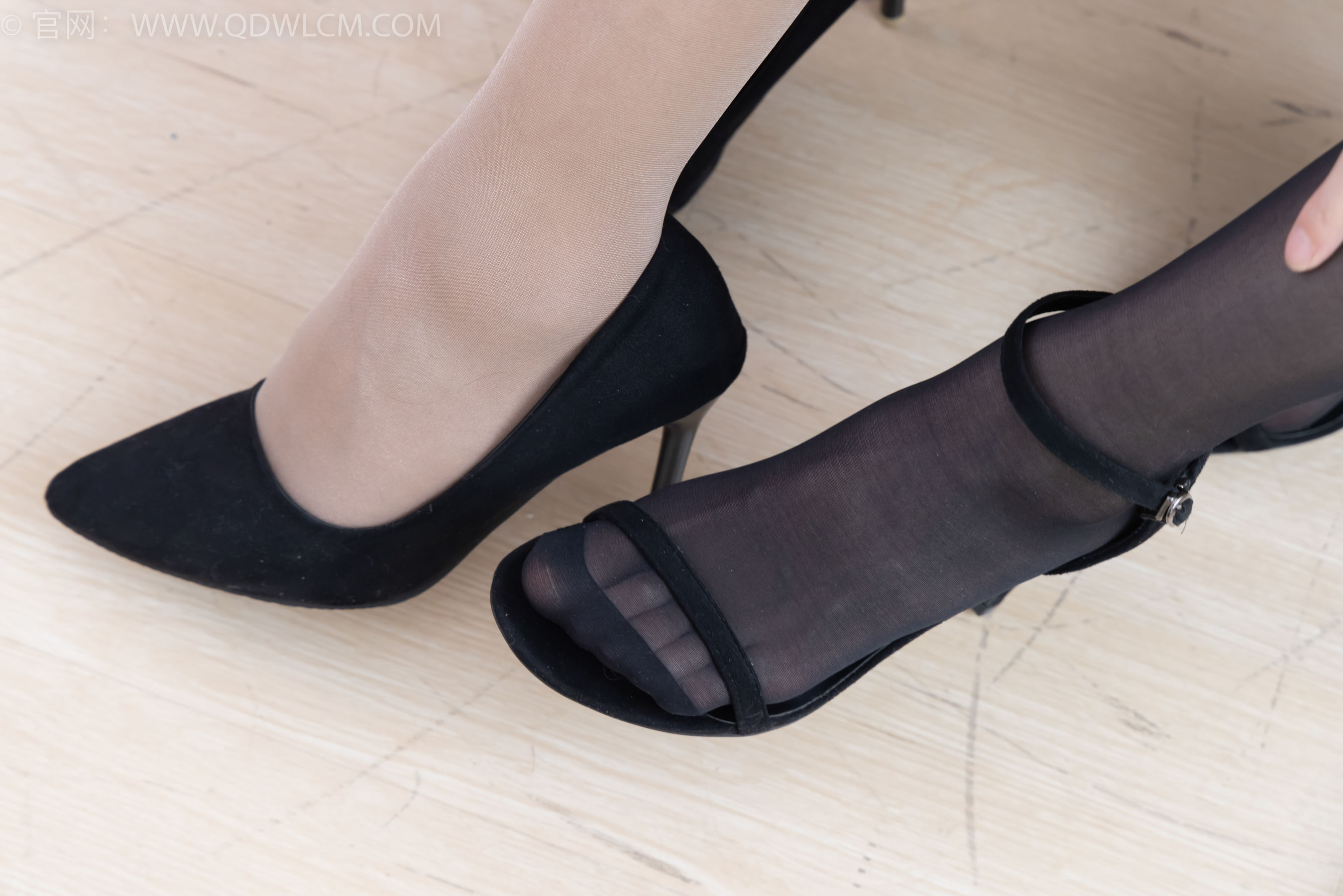 物恋传媒 No.2378 菜菜&岚岚 - 高跟鞋、高跟凉鞋、薄黑丝、油亮肉丝/(165P)