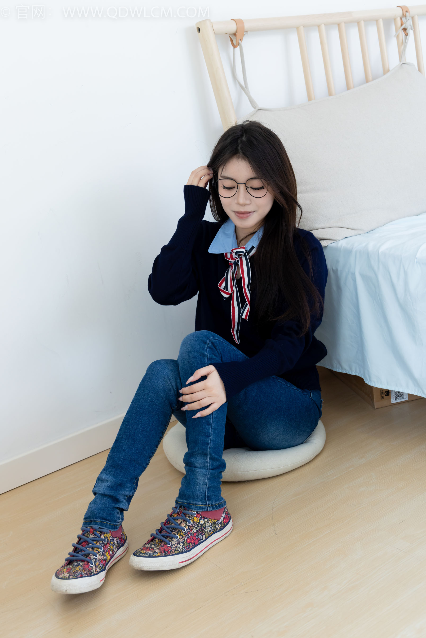 物恋传媒 No.2379 闪闪 - 帆布鞋、白棉袜、厚白丝小腿袜、裸足/(160P)