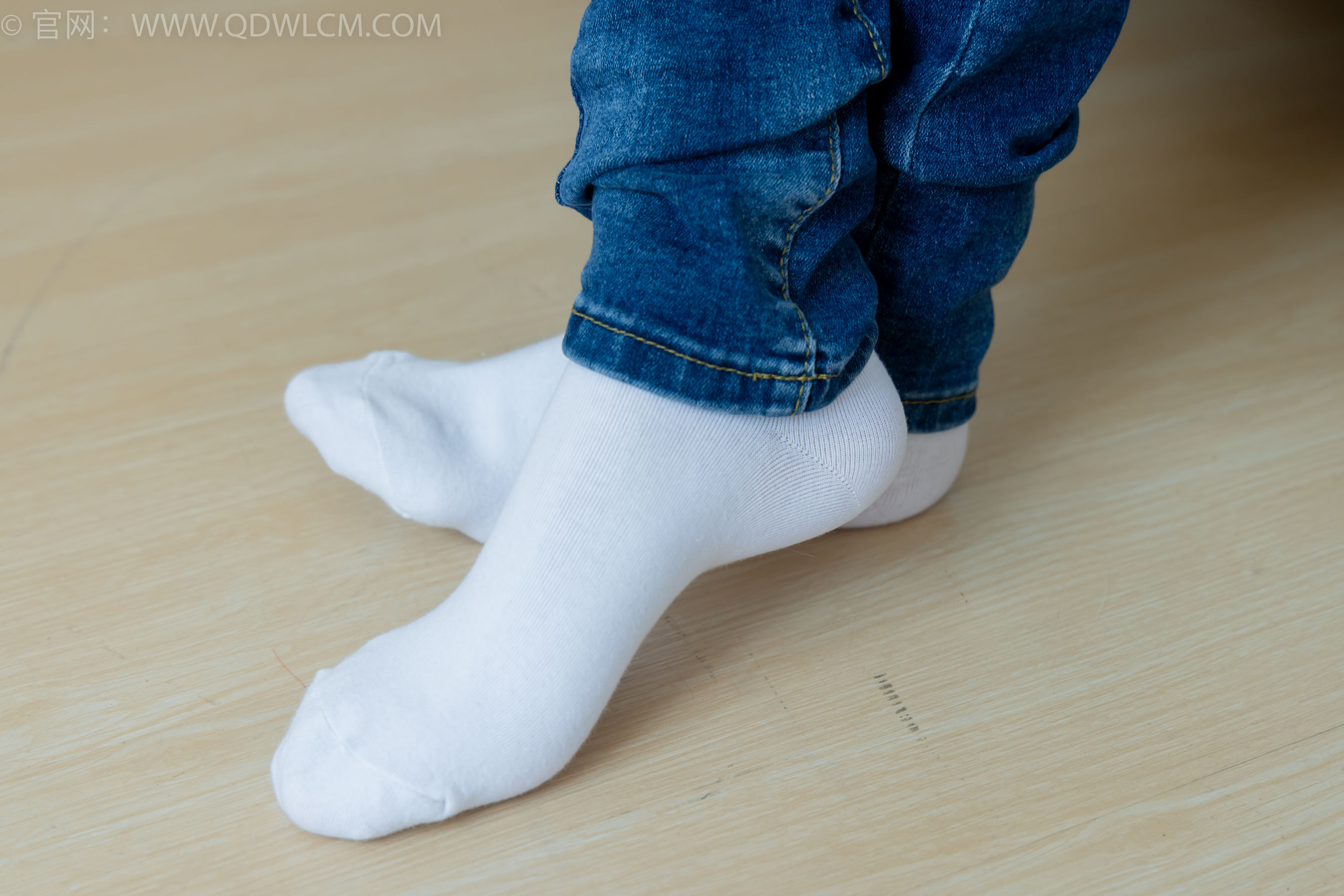 物恋传媒 No.2379 闪闪 - 帆布鞋、白棉袜、厚白丝小腿袜、裸足/(160P)