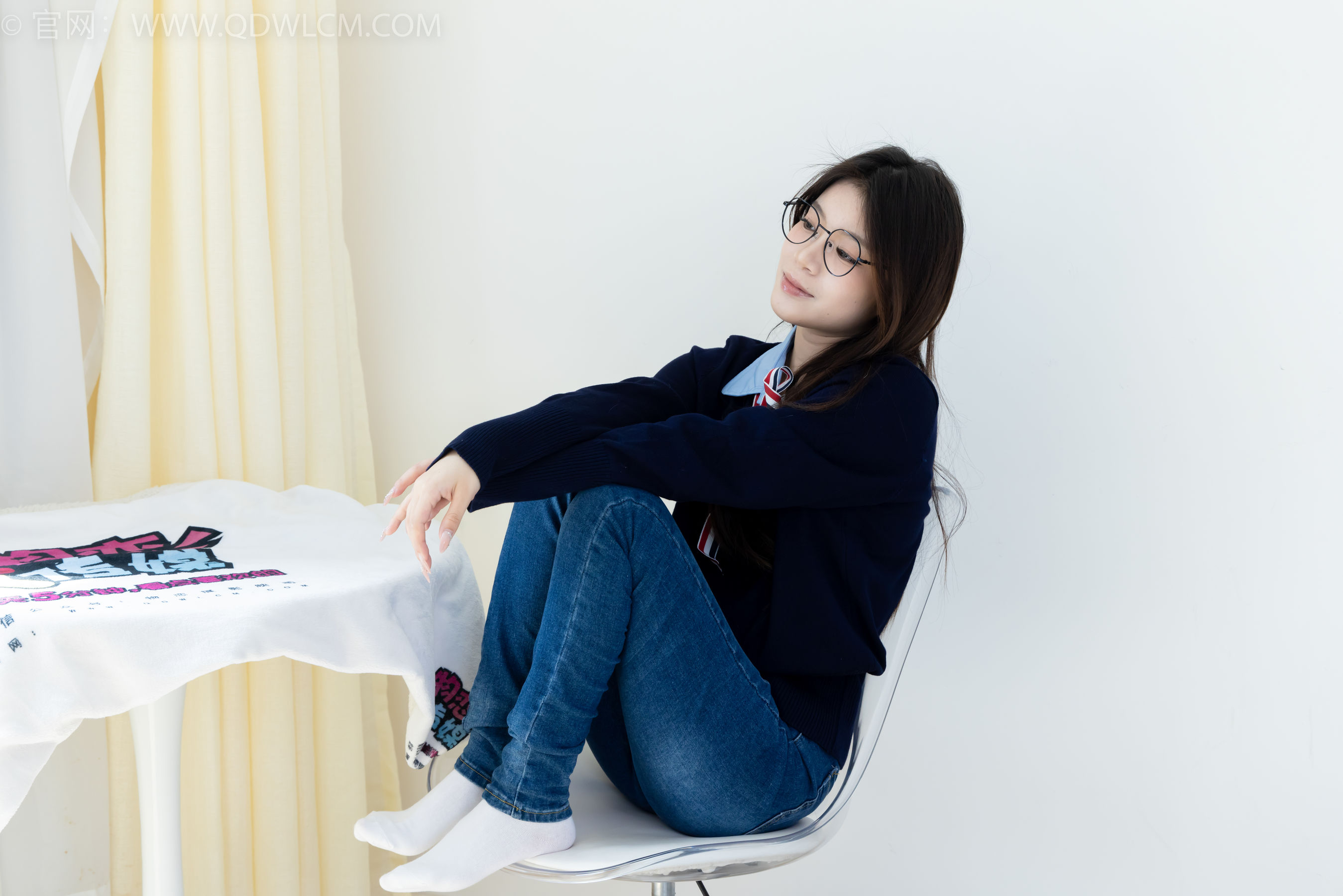 物恋传媒 No.2379 闪闪 - 帆布鞋、白棉袜、厚白丝小腿袜、裸足/(160P)