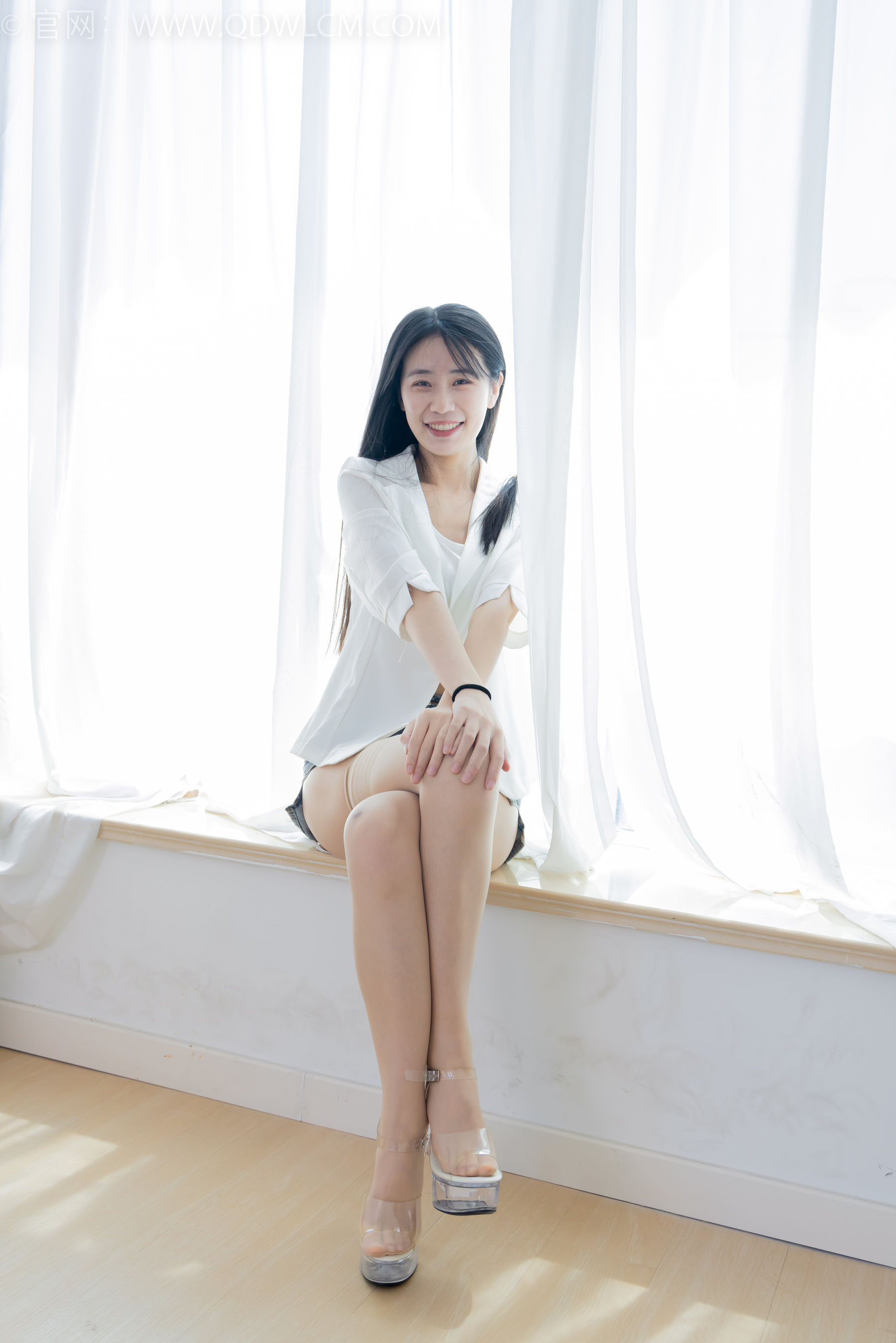 物恋传媒 No.2376 菜菜 - 三双鞋子、过膝白丝、过膝肉丝、过膝黑丝/(155P)