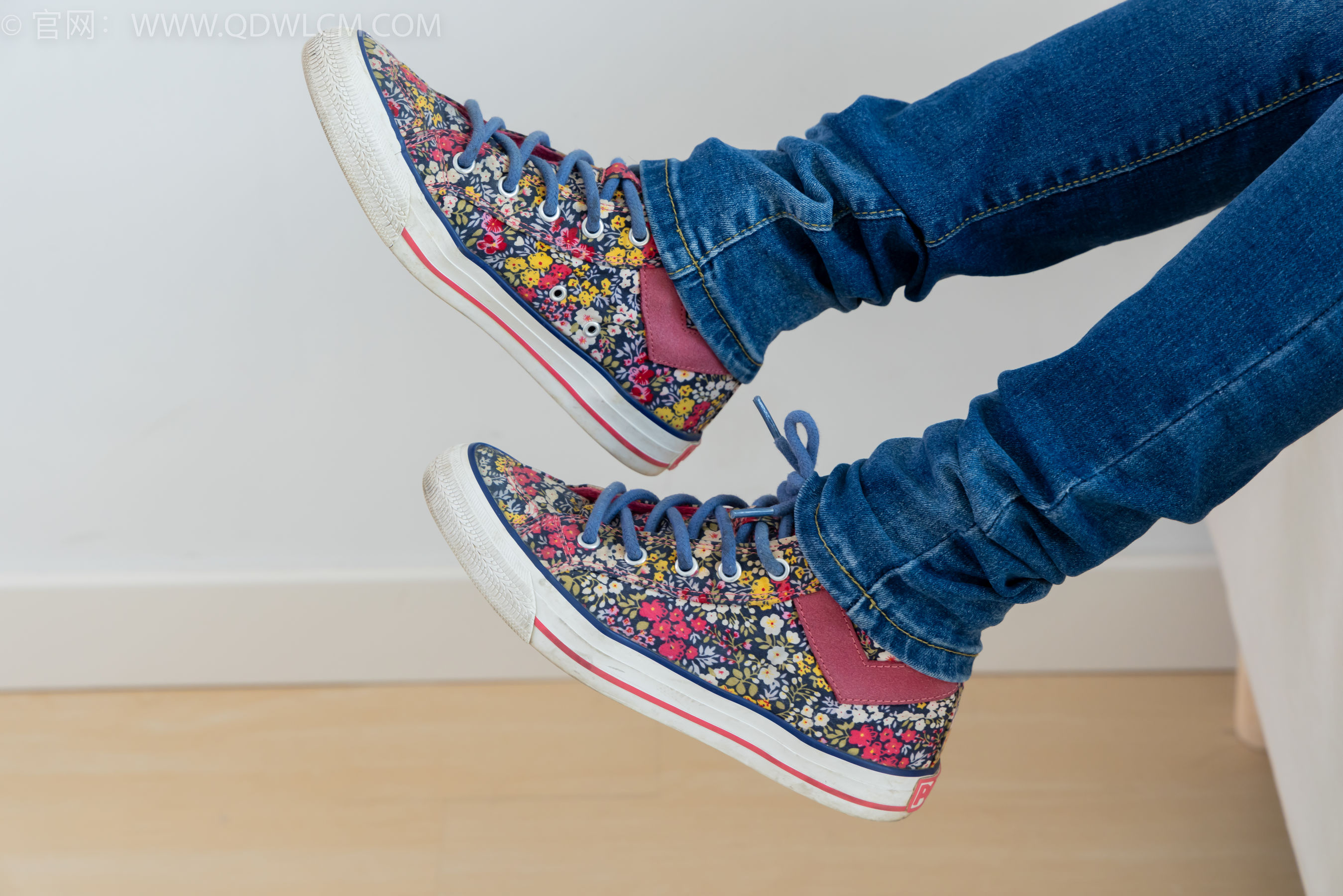 物恋传媒 No.2379 闪闪 - 帆布鞋、白棉袜、厚白丝小腿袜、裸足/(160P)