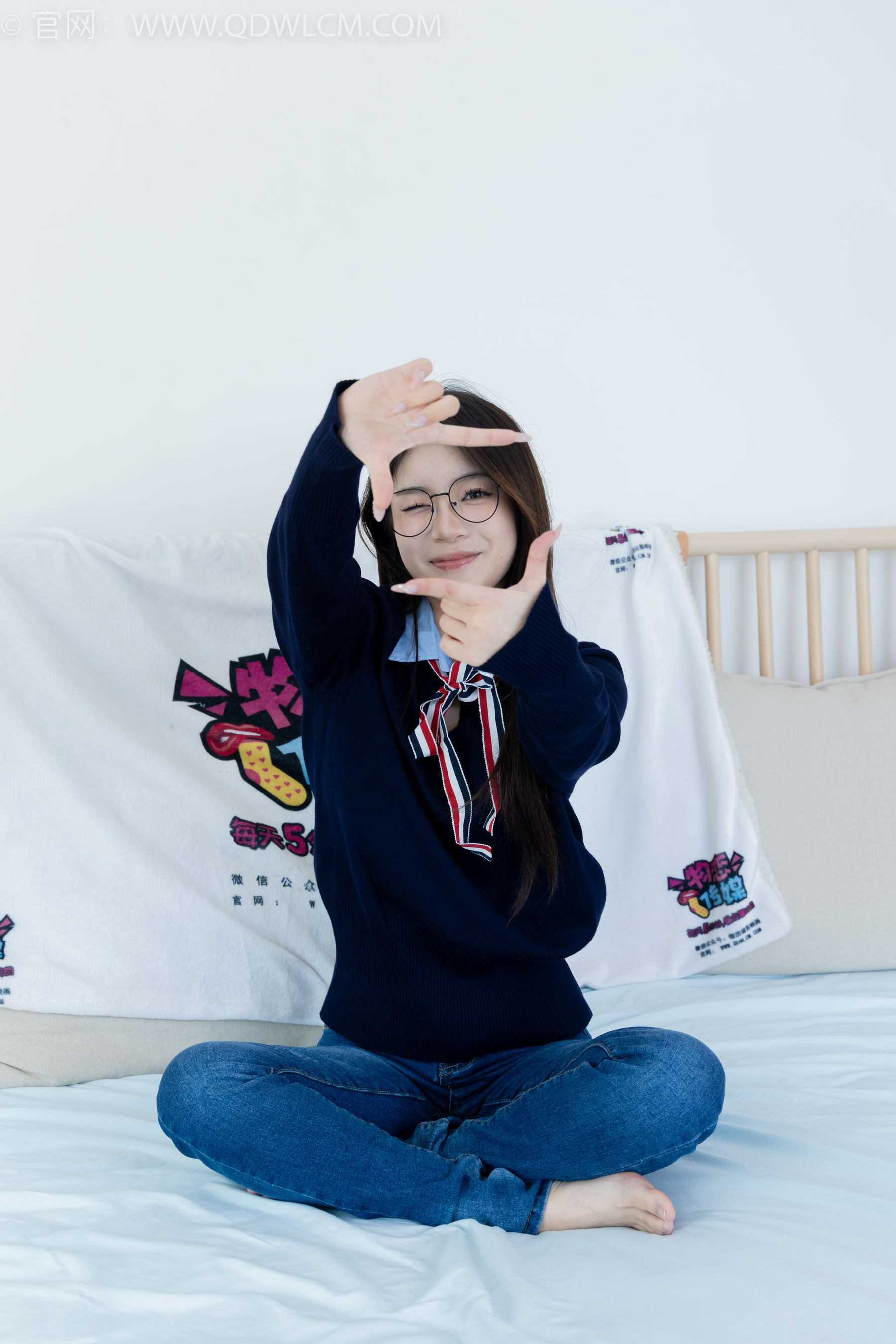 物恋传媒 No.2379 闪闪 - 帆布鞋、白棉袜、厚白丝小腿袜、裸足/(160P)