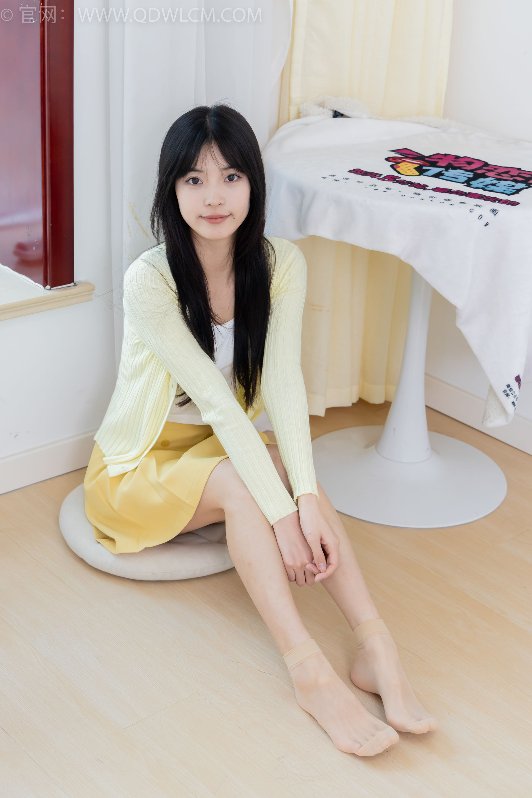 物恋传媒 No.2381 茯苓 - 板鞋、短肉丝、裸足/(195P)