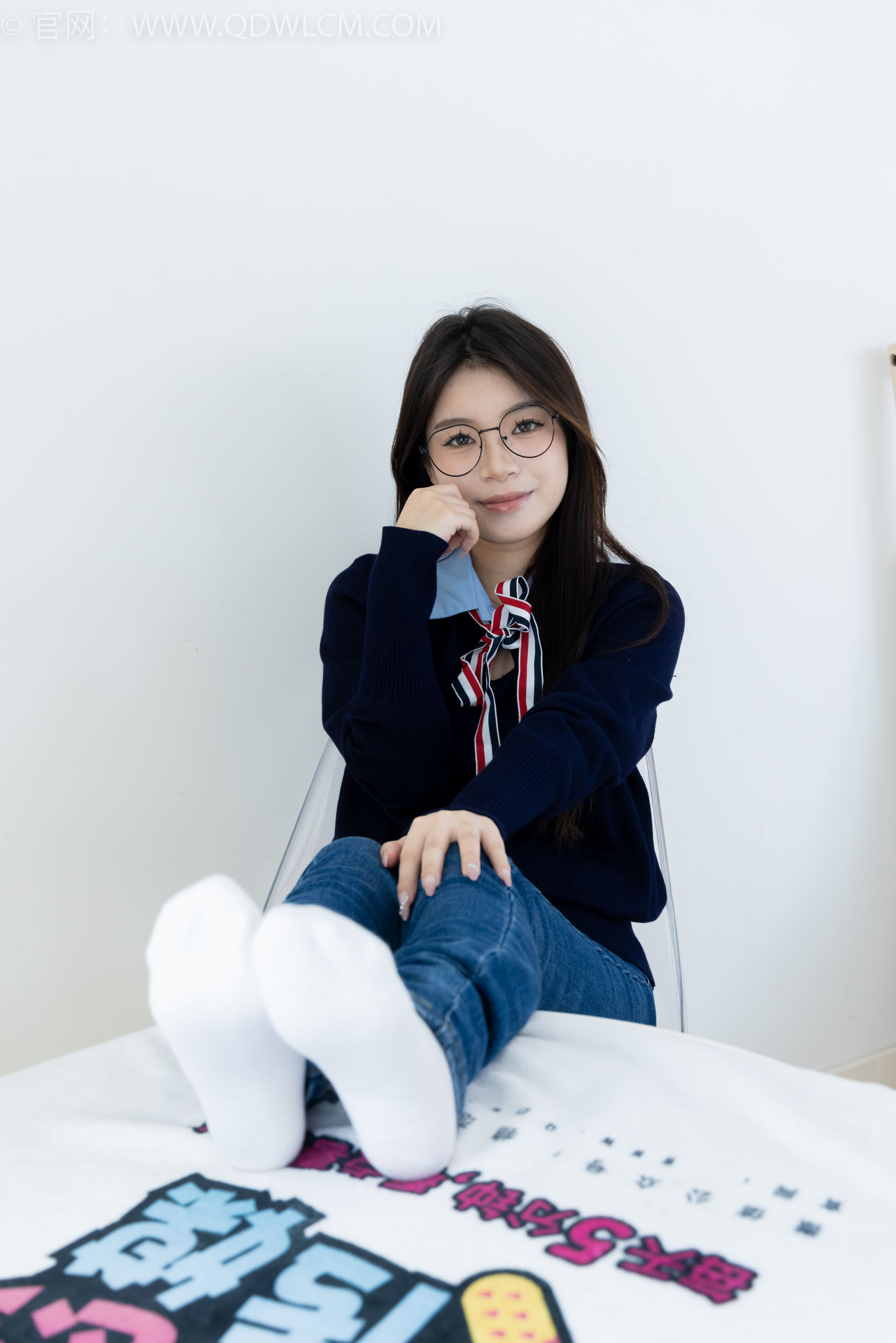 物恋传媒 No.2379 闪闪 - 帆布鞋、白棉袜、厚白丝小腿袜、裸足/(160P)