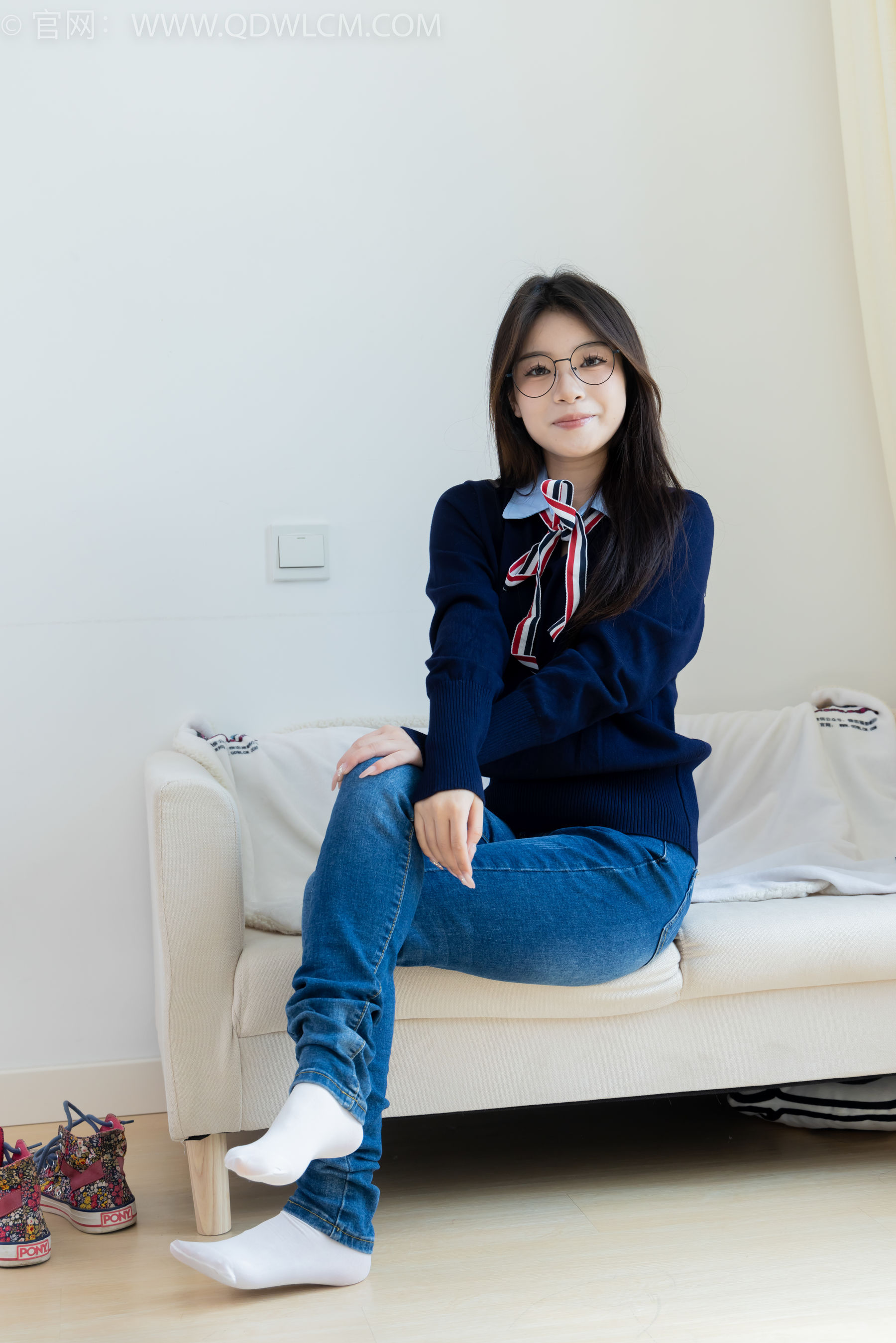 物恋传媒 No.2379 闪闪 - 帆布鞋、白棉袜、厚白丝小腿袜、裸足/(160P)