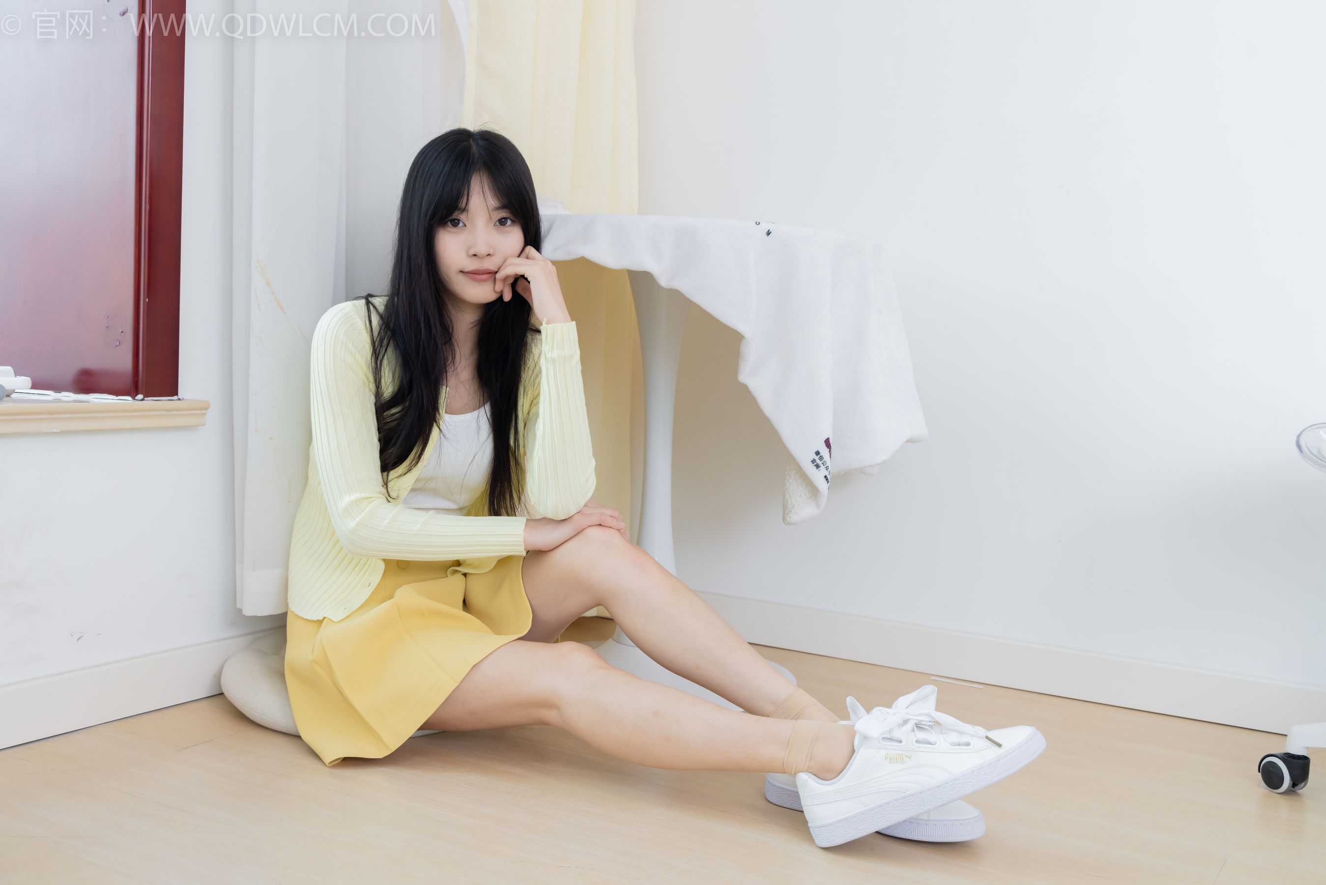 物恋传媒 No.2381 茯苓 - 板鞋、短肉丝、裸足/(195P)