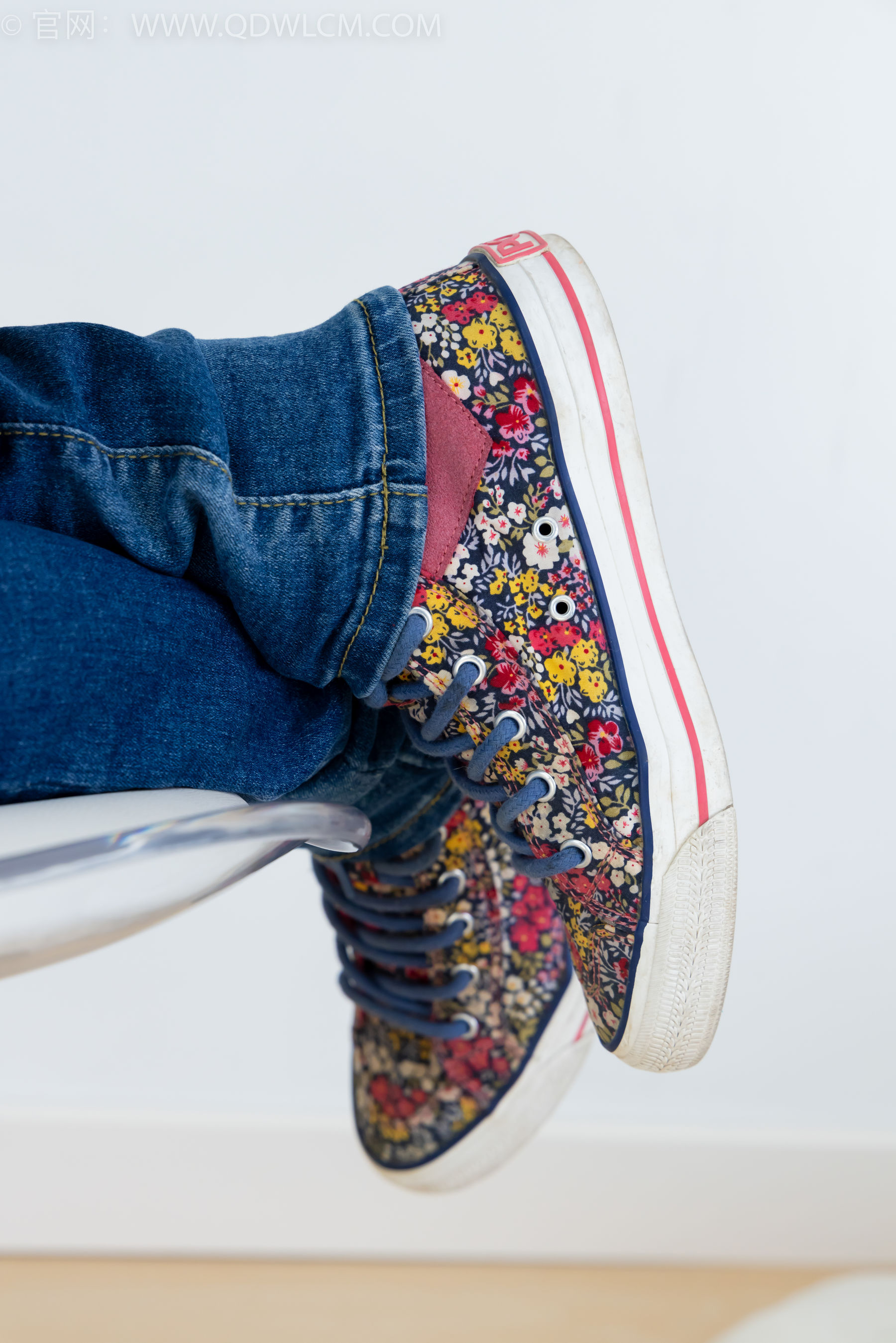 物恋传媒 No.2379 闪闪 - 帆布鞋、白棉袜、厚白丝小腿袜、裸足/(160P)