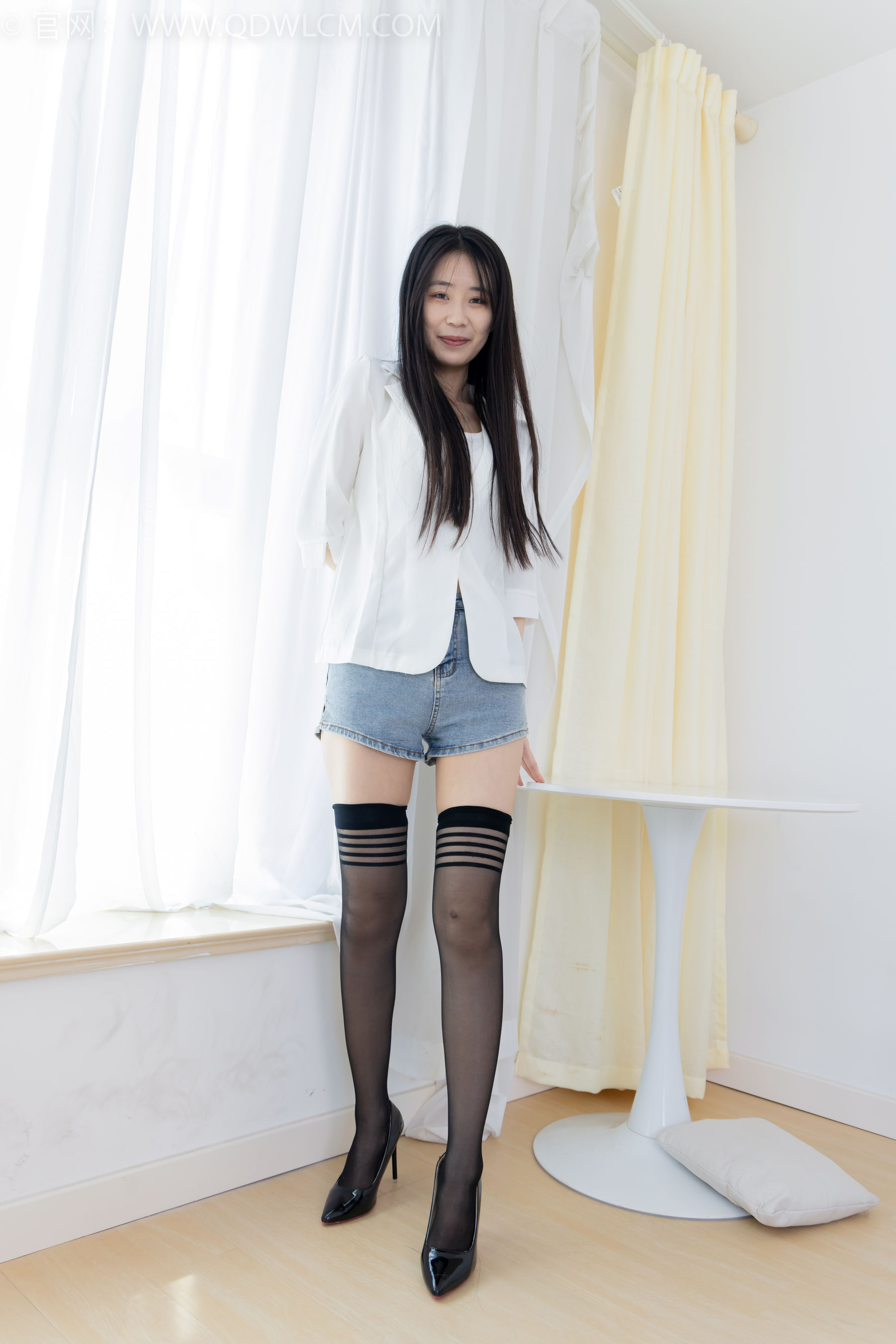 物恋传媒 No.2376 菜菜 - 三双鞋子、过膝白丝、过膝肉丝、过膝黑丝/(155P)