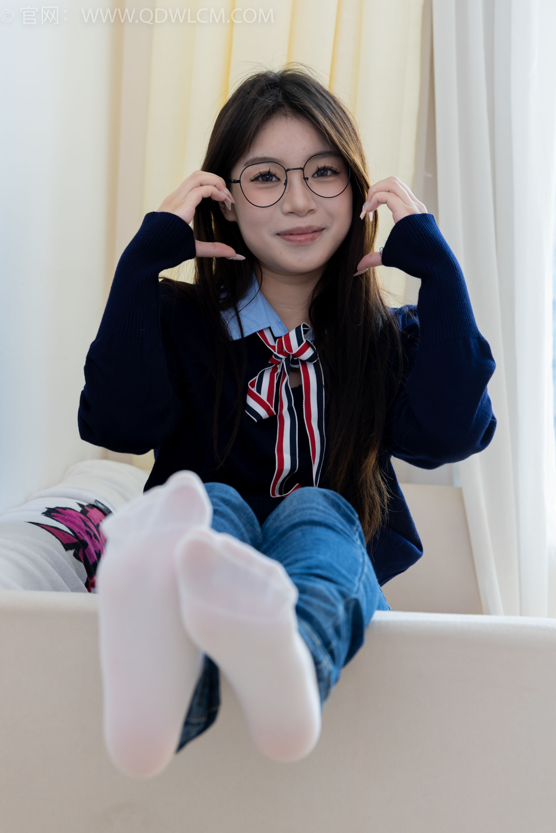 物恋传媒 No.2379 闪闪 - 帆布鞋、白棉袜、厚白丝小腿袜、裸足/(160P)