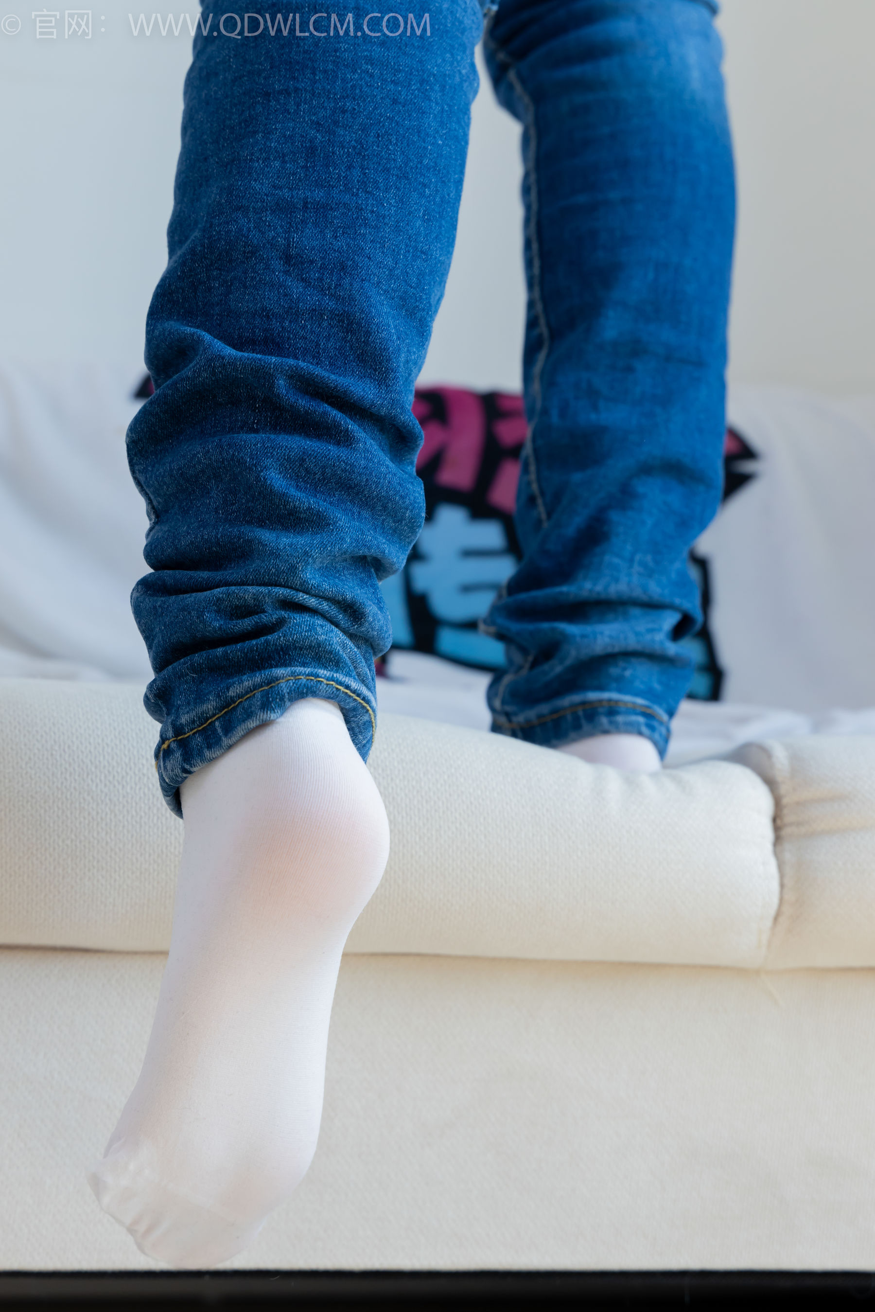 物恋传媒 No.2379 闪闪 - 帆布鞋、白棉袜、厚白丝小腿袜、裸足/(160P)