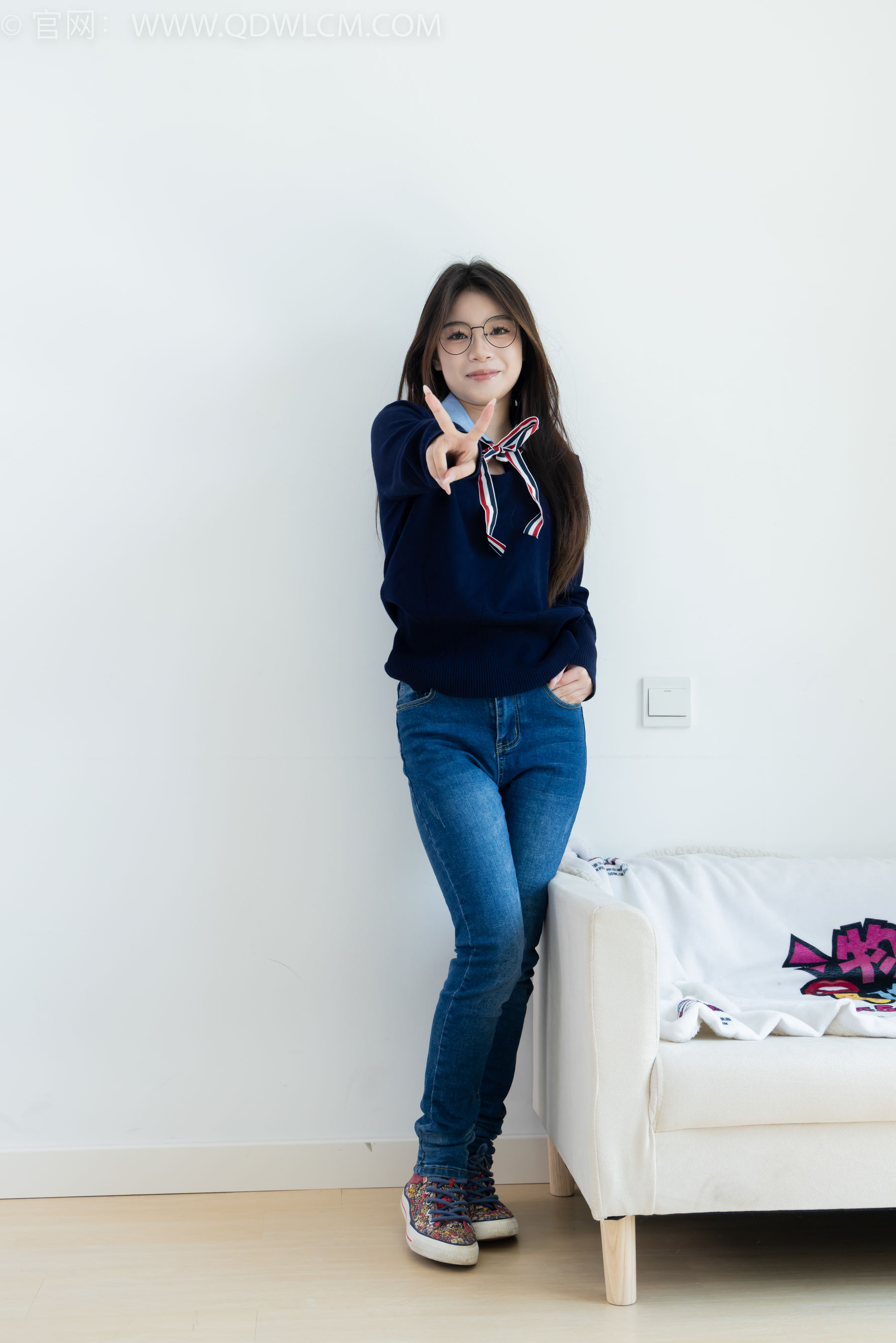 物恋传媒 No.2379 闪闪 - 帆布鞋、白棉袜、厚白丝小腿袜、裸足/(160P)