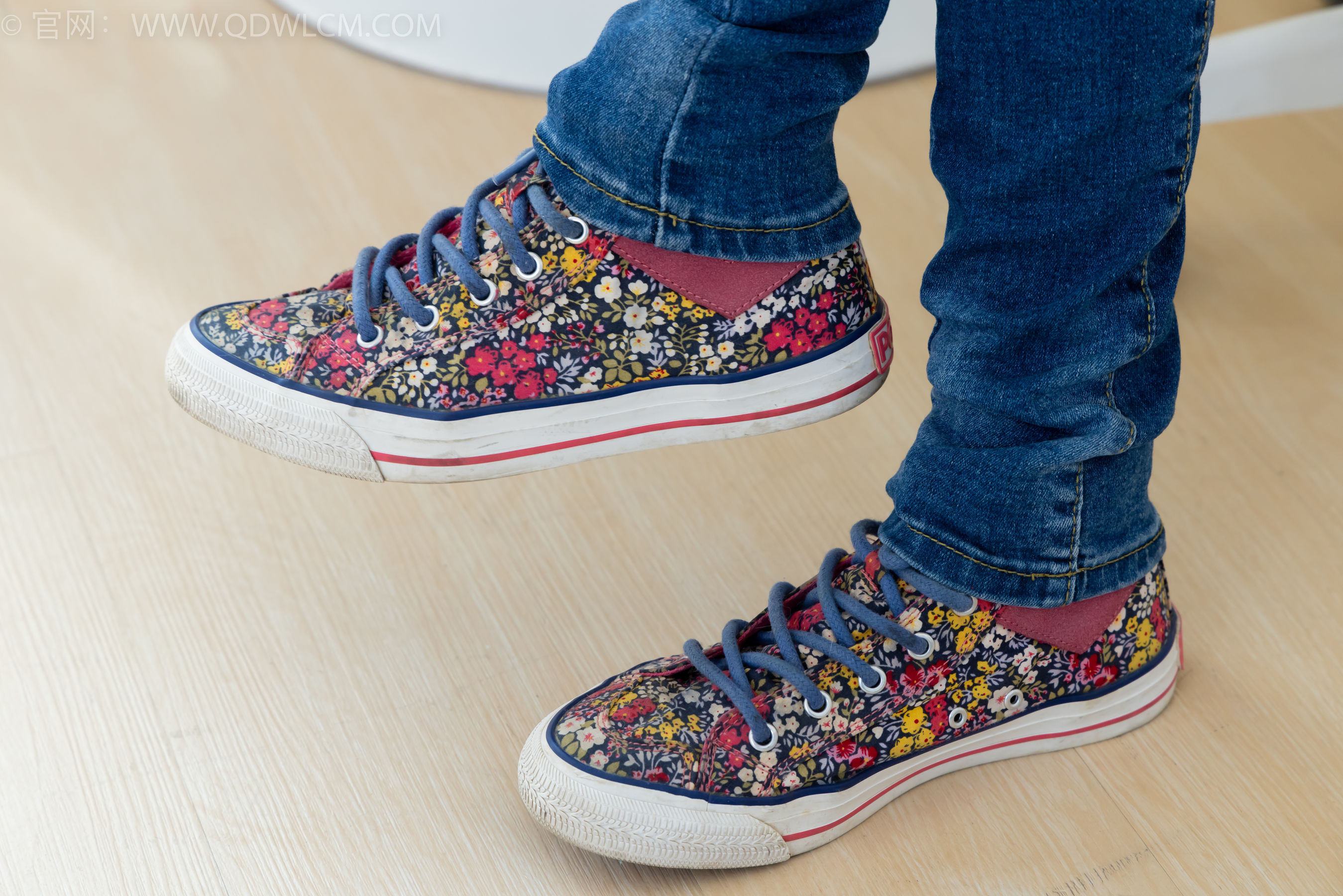 物恋传媒 No.2379 闪闪 - 帆布鞋、白棉袜、厚白丝小腿袜、裸足/(160P)