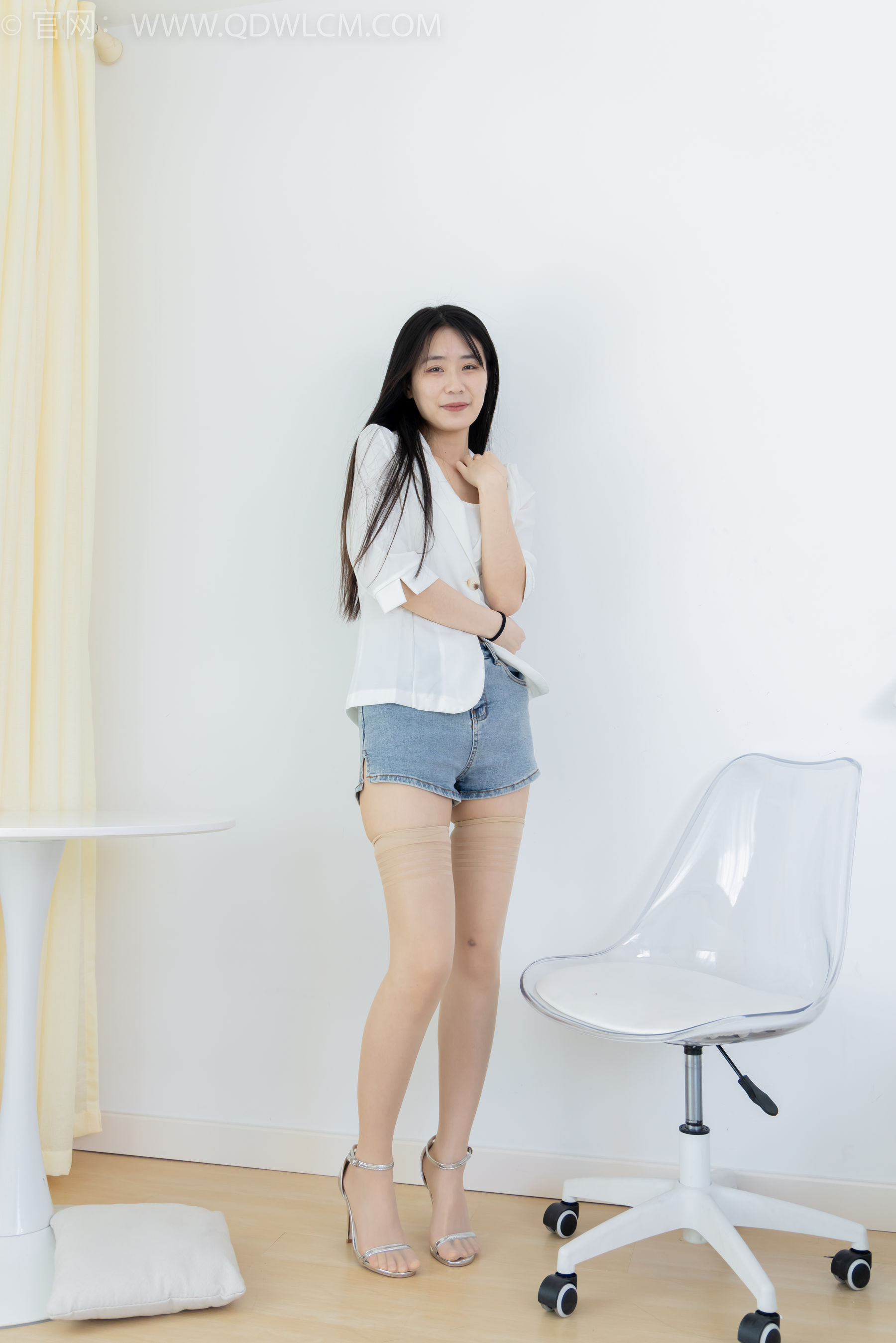 物恋传媒 No.2376 菜菜 - 三双鞋子、过膝白丝、过膝肉丝、过膝黑丝/(155P)