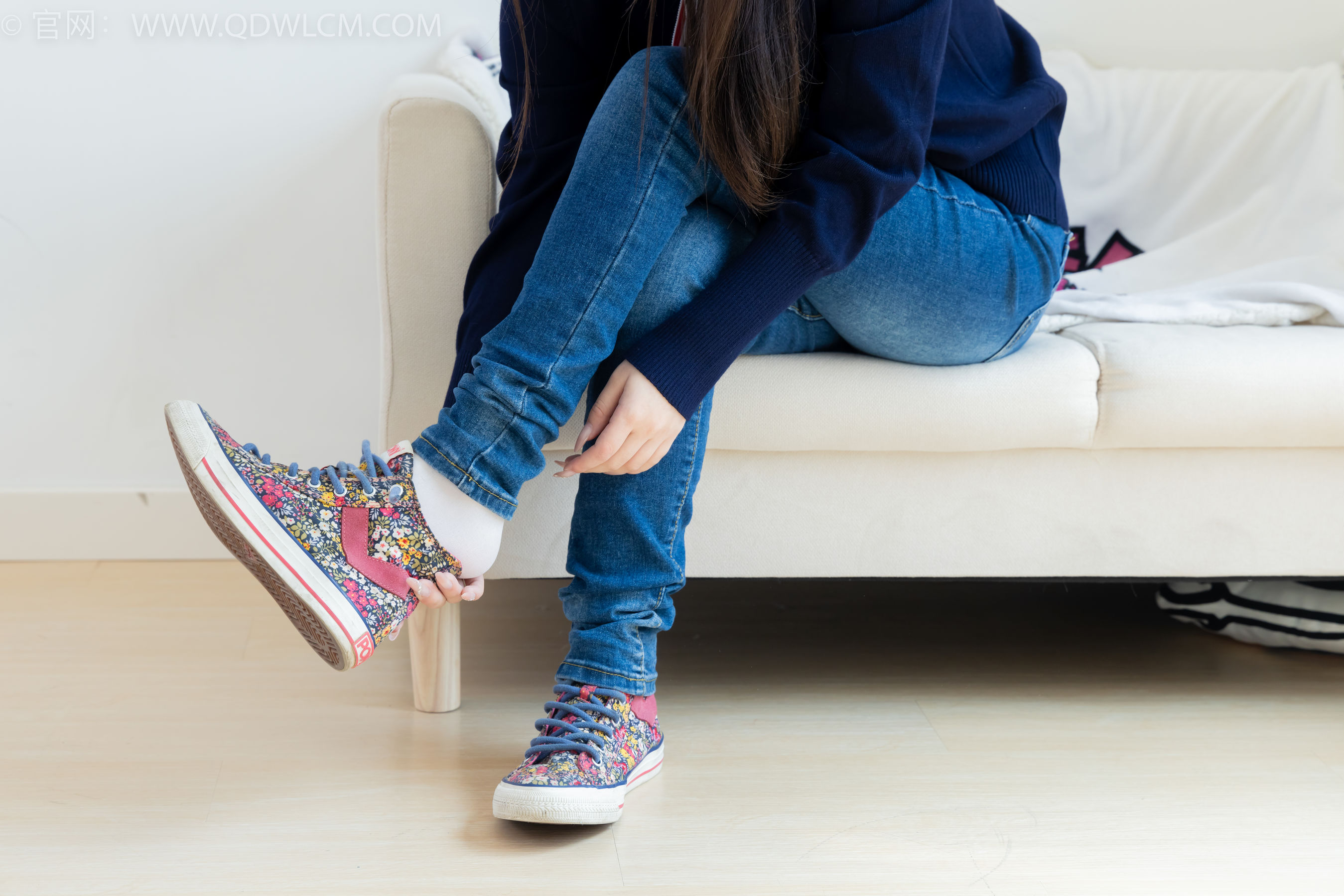 物恋传媒 No.2379 闪闪 - 帆布鞋、白棉袜、厚白丝小腿袜、裸足/(160P)