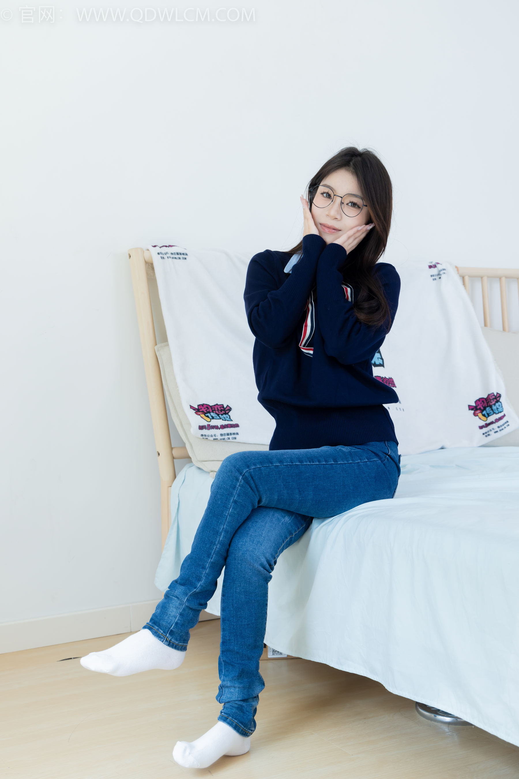 物恋传媒 No.2379 闪闪 - 帆布鞋、白棉袜、厚白丝小腿袜、裸足/(160P)