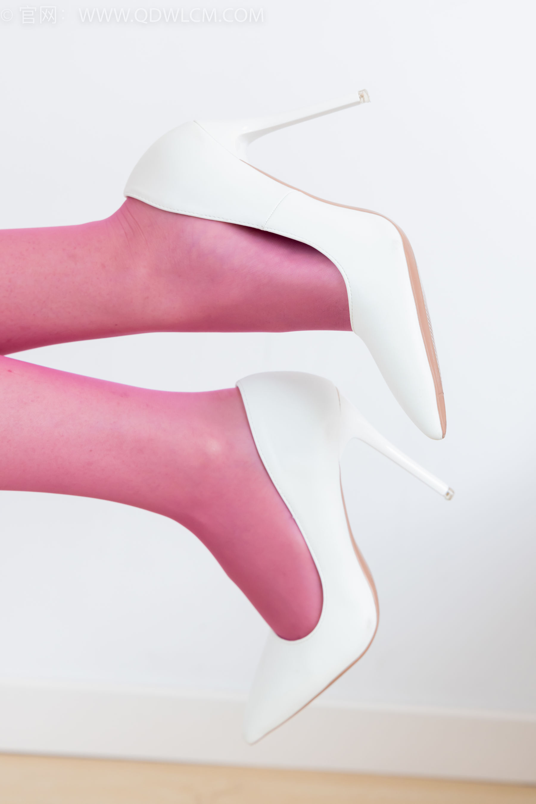 物恋传媒 No.2377 泡泡 - 高跟鞋、粉丝过膝丝袜/(185P)