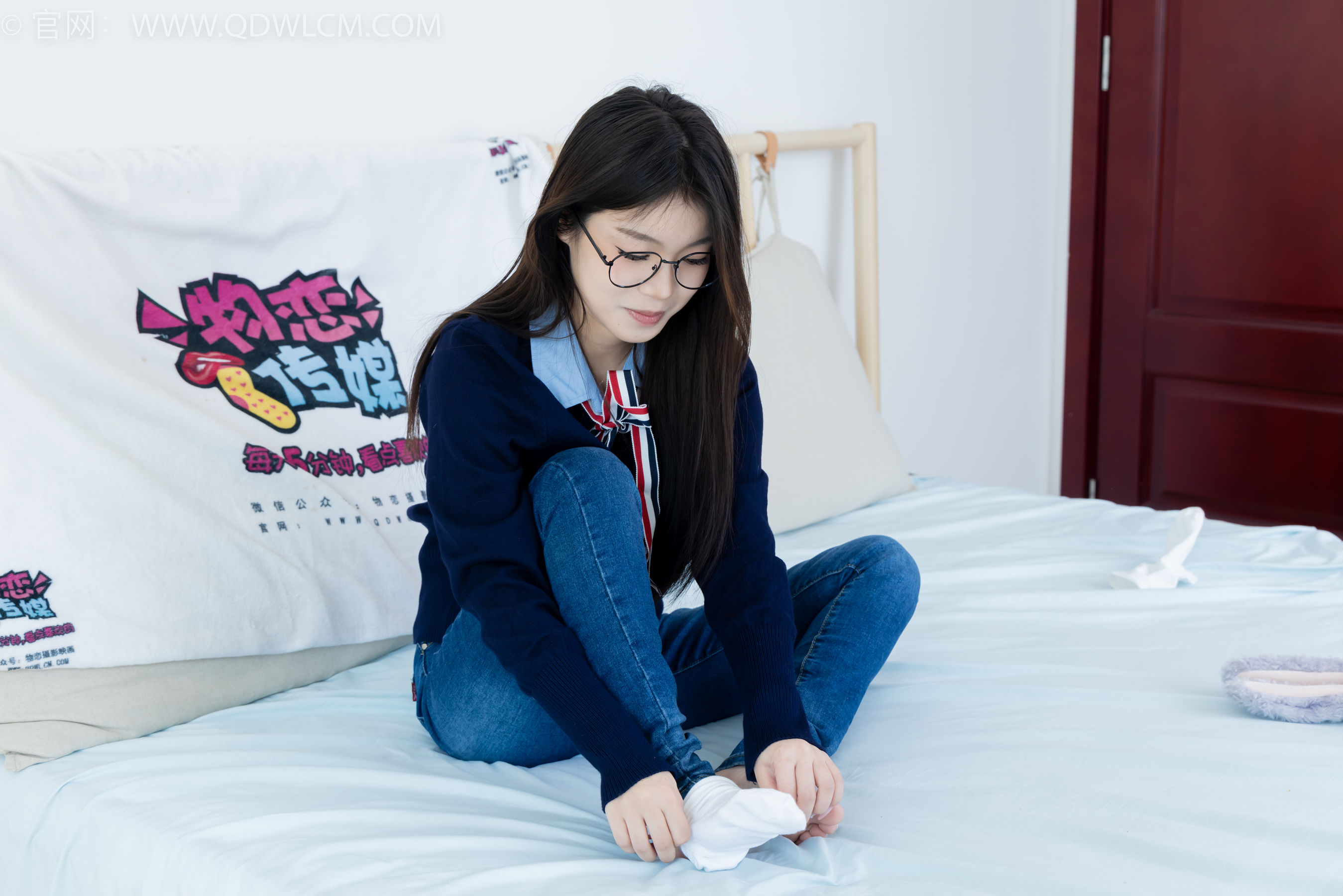 物恋传媒 No.2379 闪闪 - 帆布鞋、白棉袜、厚白丝小腿袜、裸足/(160P)