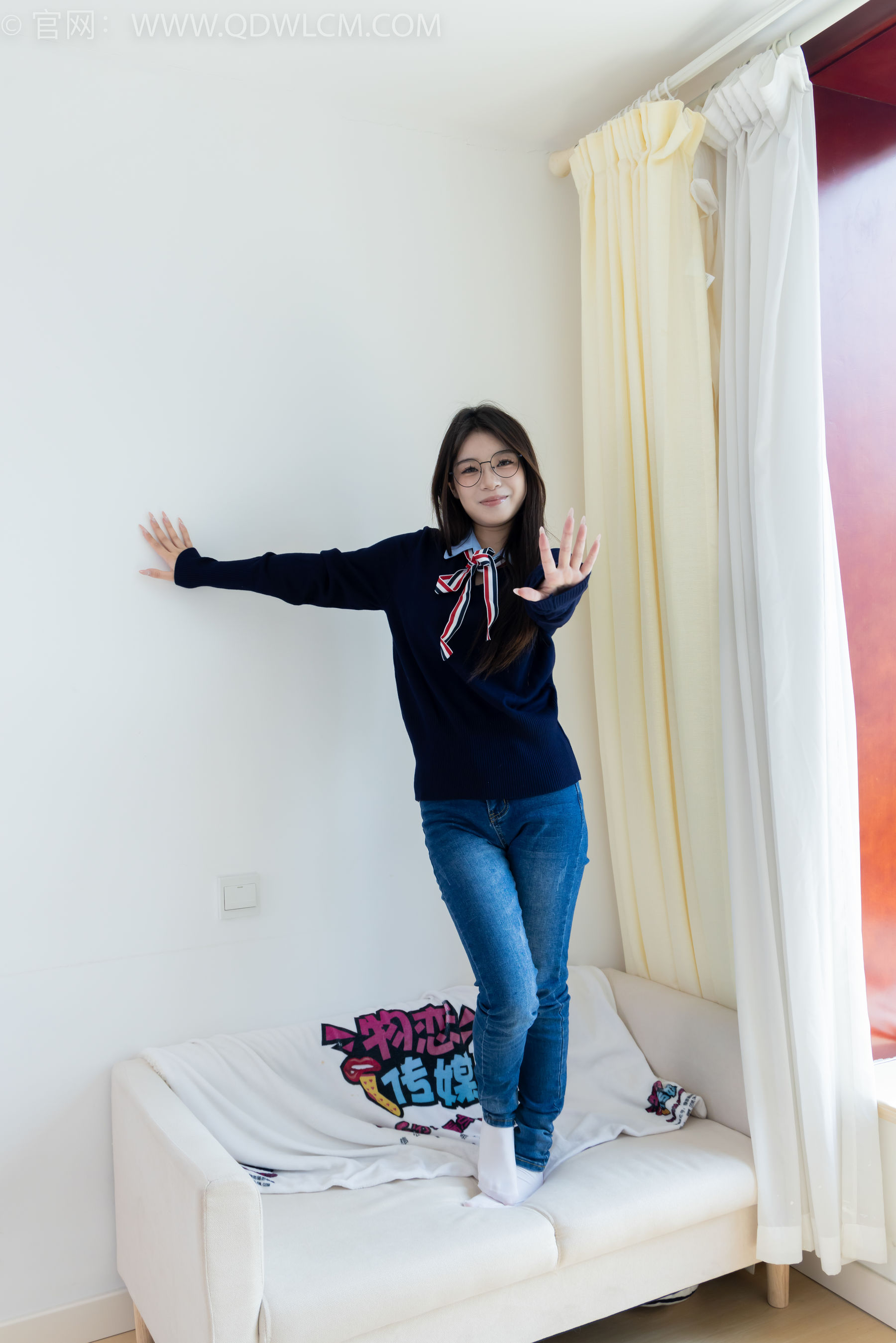 物恋传媒 No.2379 闪闪 - 帆布鞋、白棉袜、厚白丝小腿袜、裸足/(160P)