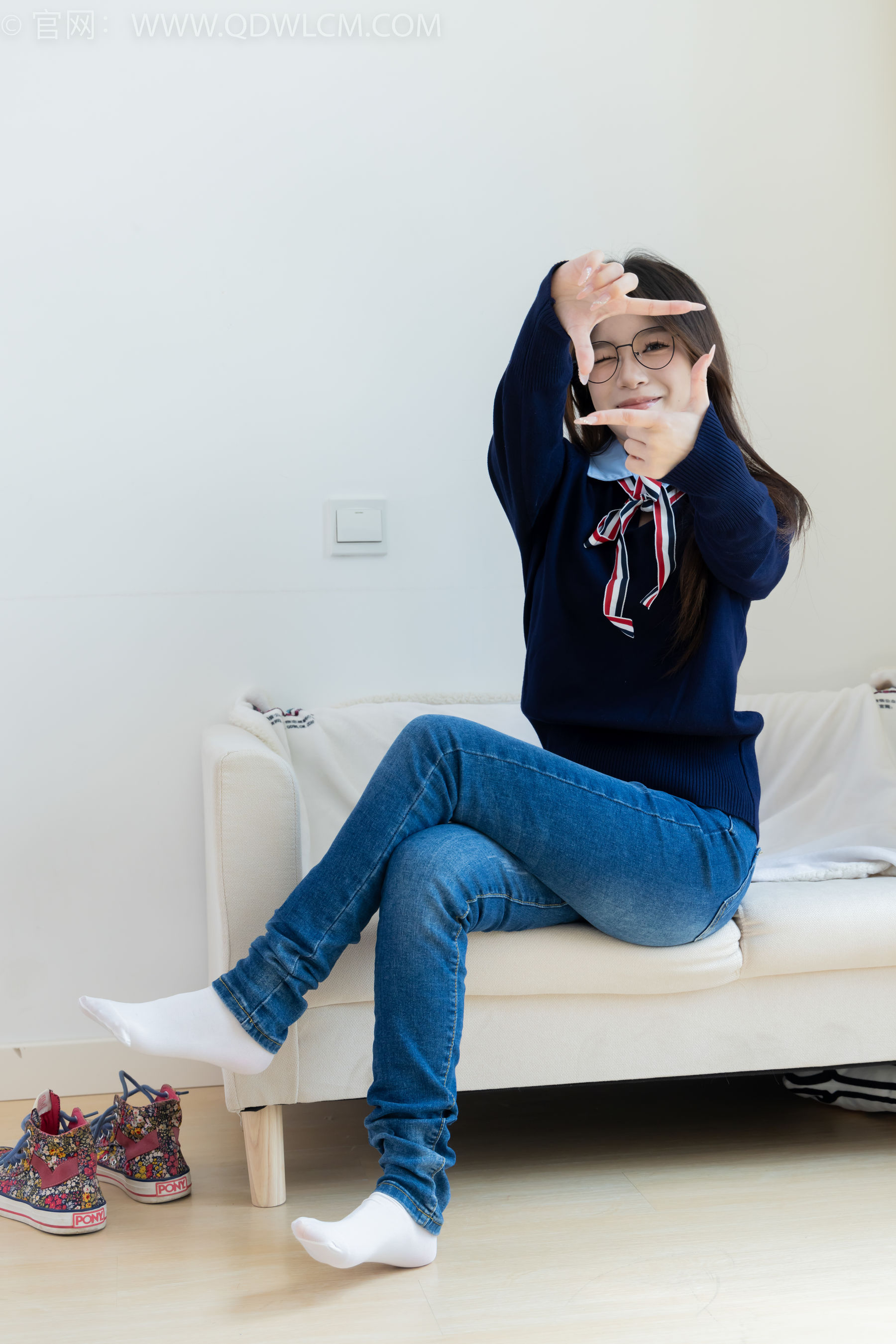 物恋传媒 No.2379 闪闪 - 帆布鞋、白棉袜、厚白丝小腿袜、裸足/(160P)