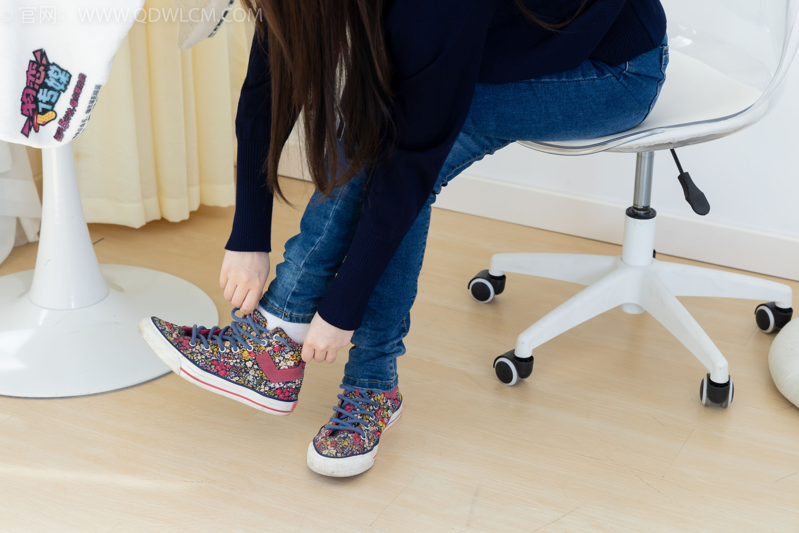 物恋传媒 No.2379 闪闪 - 帆布鞋、白棉袜、厚白丝小腿袜、裸足/(160P)