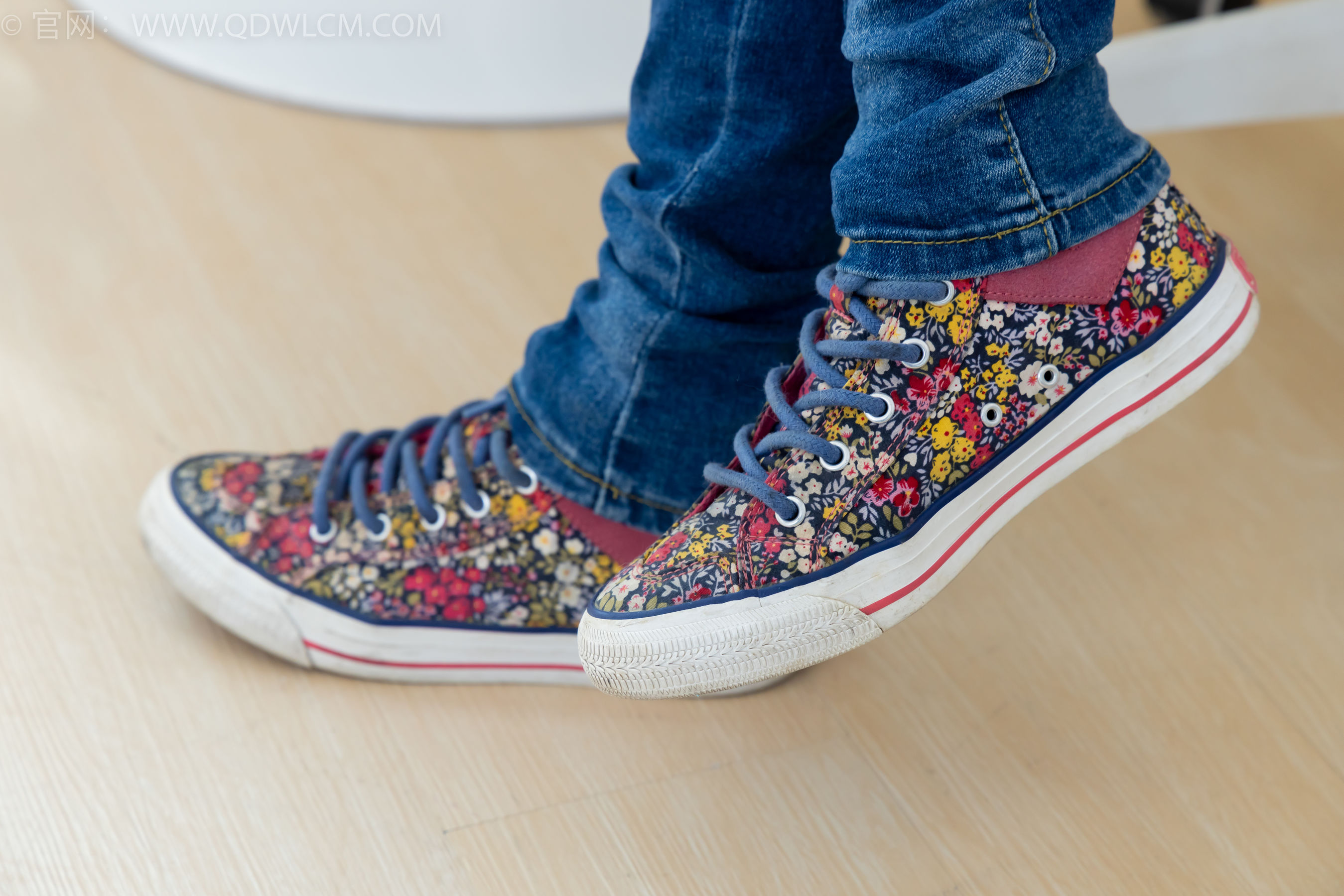 物恋传媒 No.2379 闪闪 - 帆布鞋、白棉袜、厚白丝小腿袜、裸足/(160P)