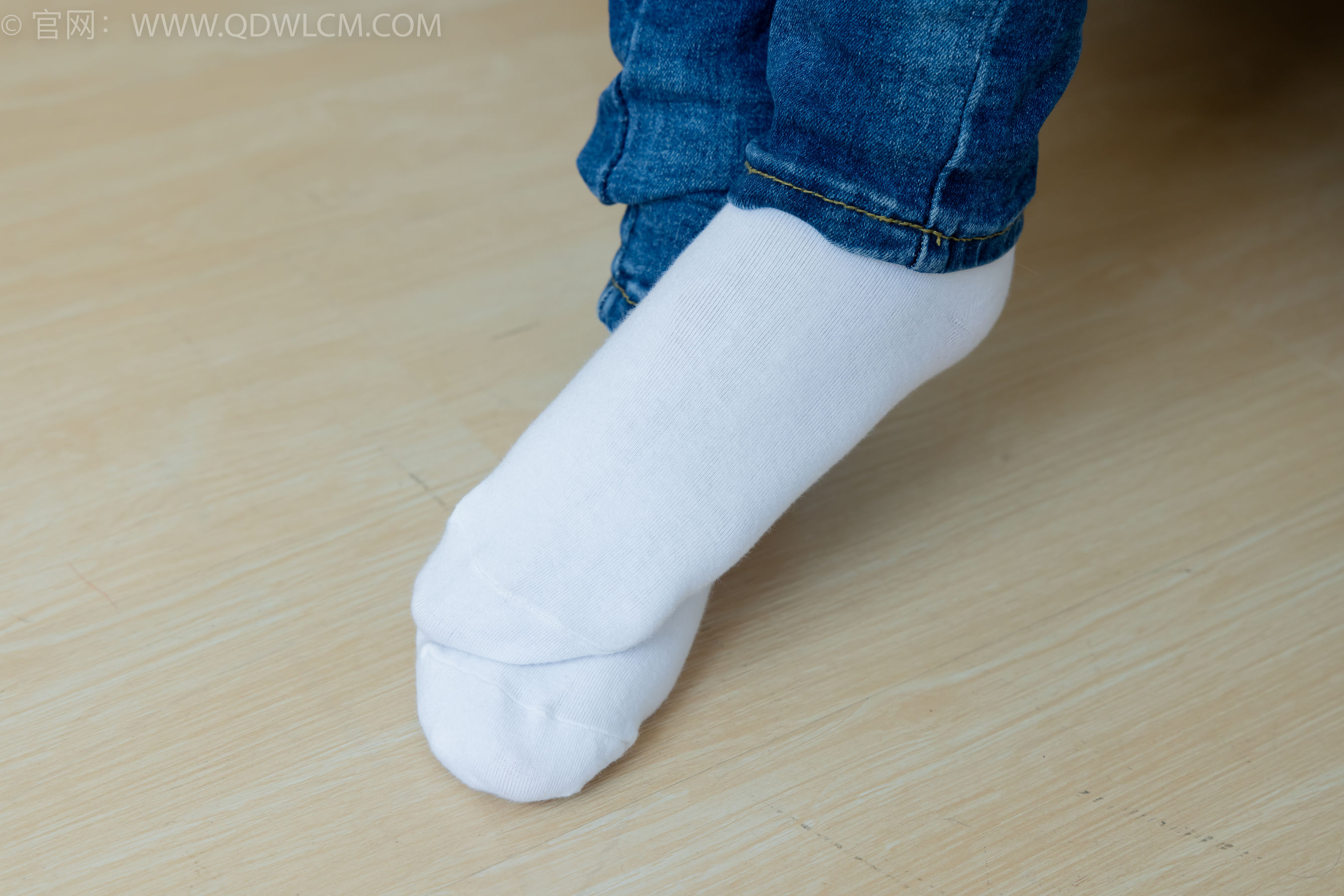 物恋传媒 No.2379 闪闪 - 帆布鞋、白棉袜、厚白丝小腿袜、裸足/(160P)