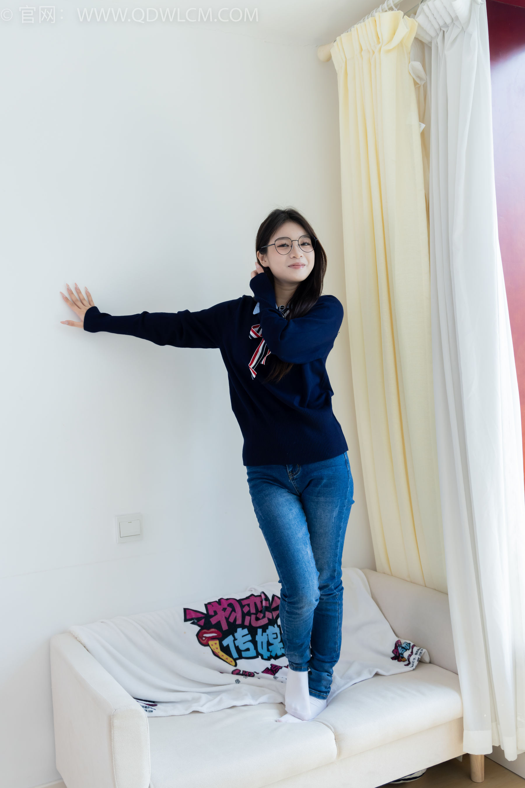 物恋传媒 No.2379 闪闪 - 帆布鞋、白棉袜、厚白丝小腿袜、裸足/(160P)