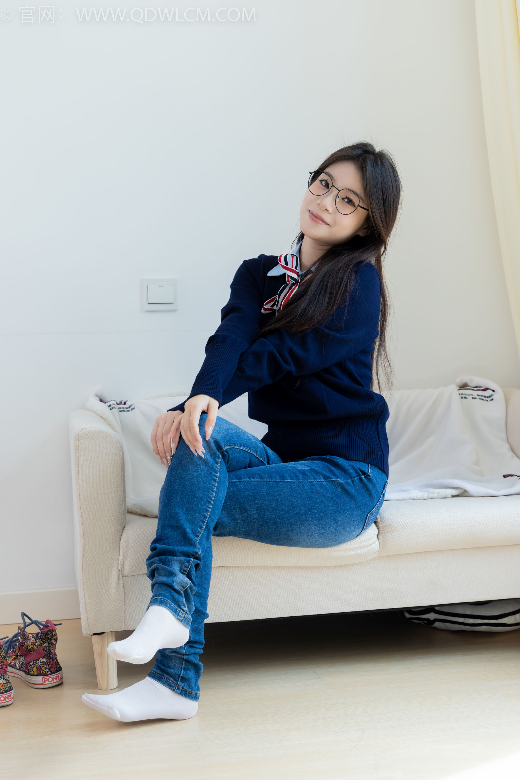 物恋传媒 No.2379 闪闪 - 帆布鞋、白棉袜、厚白丝小腿袜、裸足/(160P)