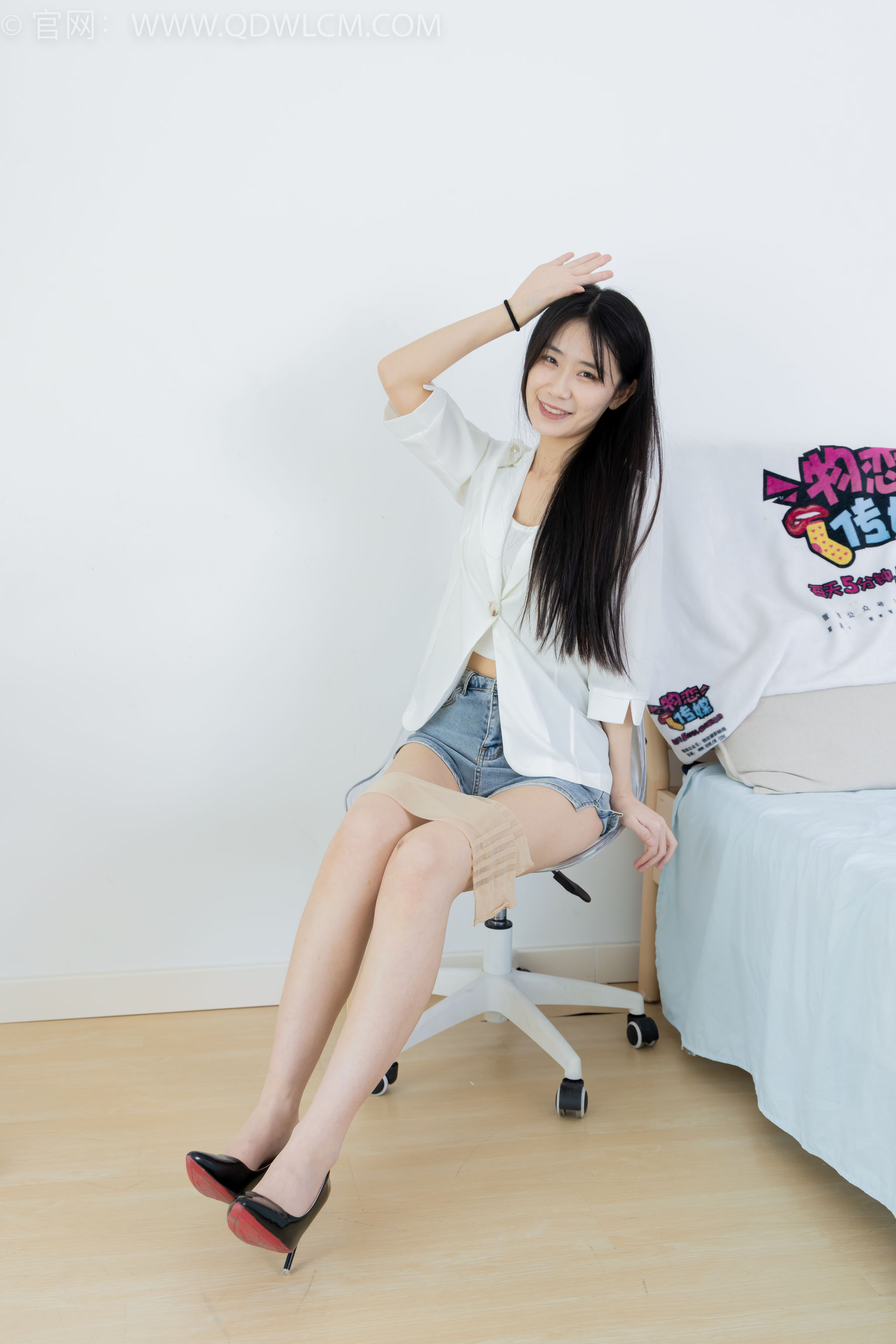 物恋传媒 No.2376 菜菜 - 三双鞋子、过膝白丝、过膝肉丝、过膝黑丝/(155P)