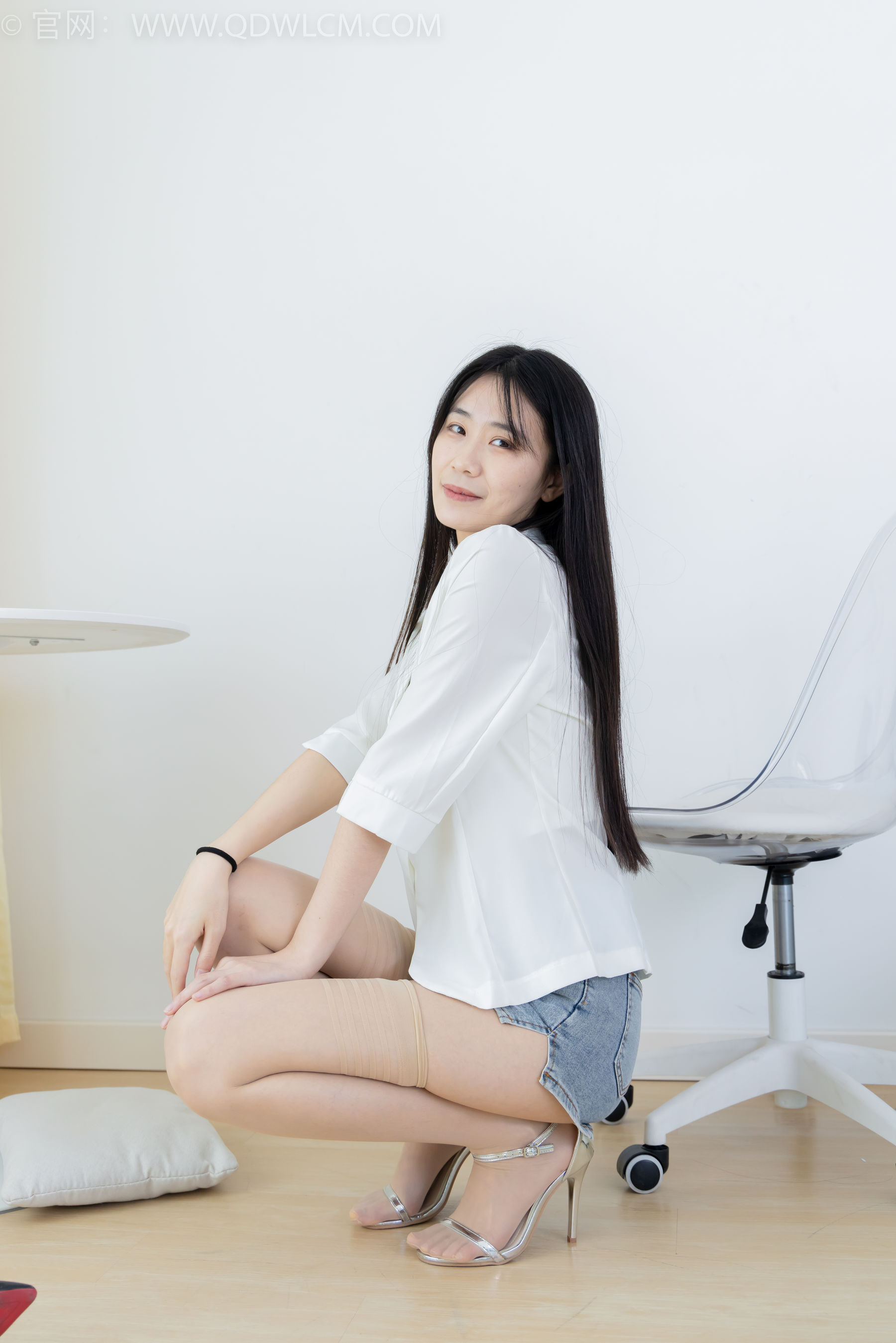 物恋传媒 No.2376 菜菜 - 三双鞋子、过膝白丝、过膝肉丝、过膝黑丝/(155P)